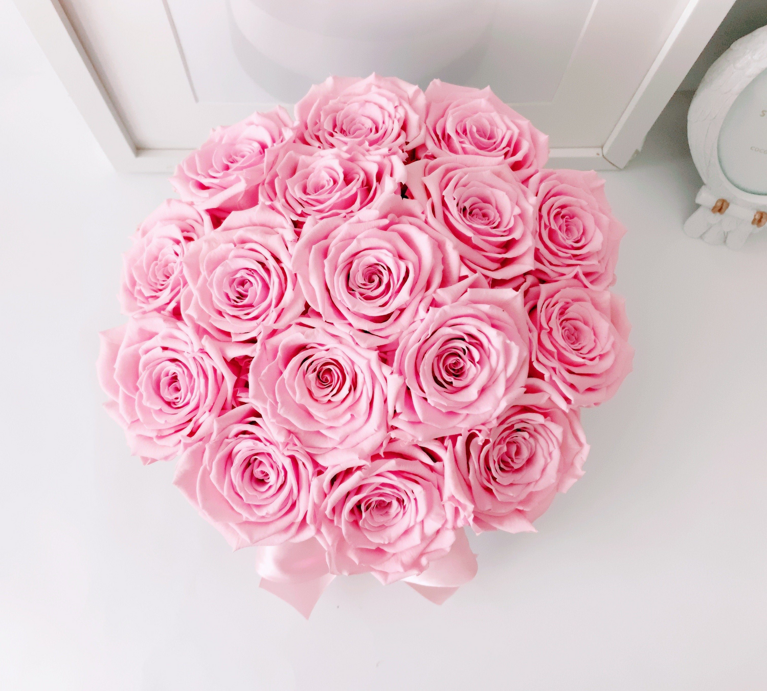 Arreglo floral de temporada con tulipanes frescos y rosas en tonos pasteles, disponible en The Prestige Roses Madrid.