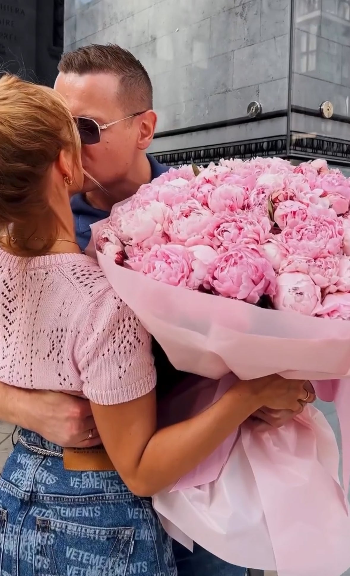 Ramo de peonías frescas y preservadas en tonos rosados y blancos, elegancia floral de lujo en Madrid.