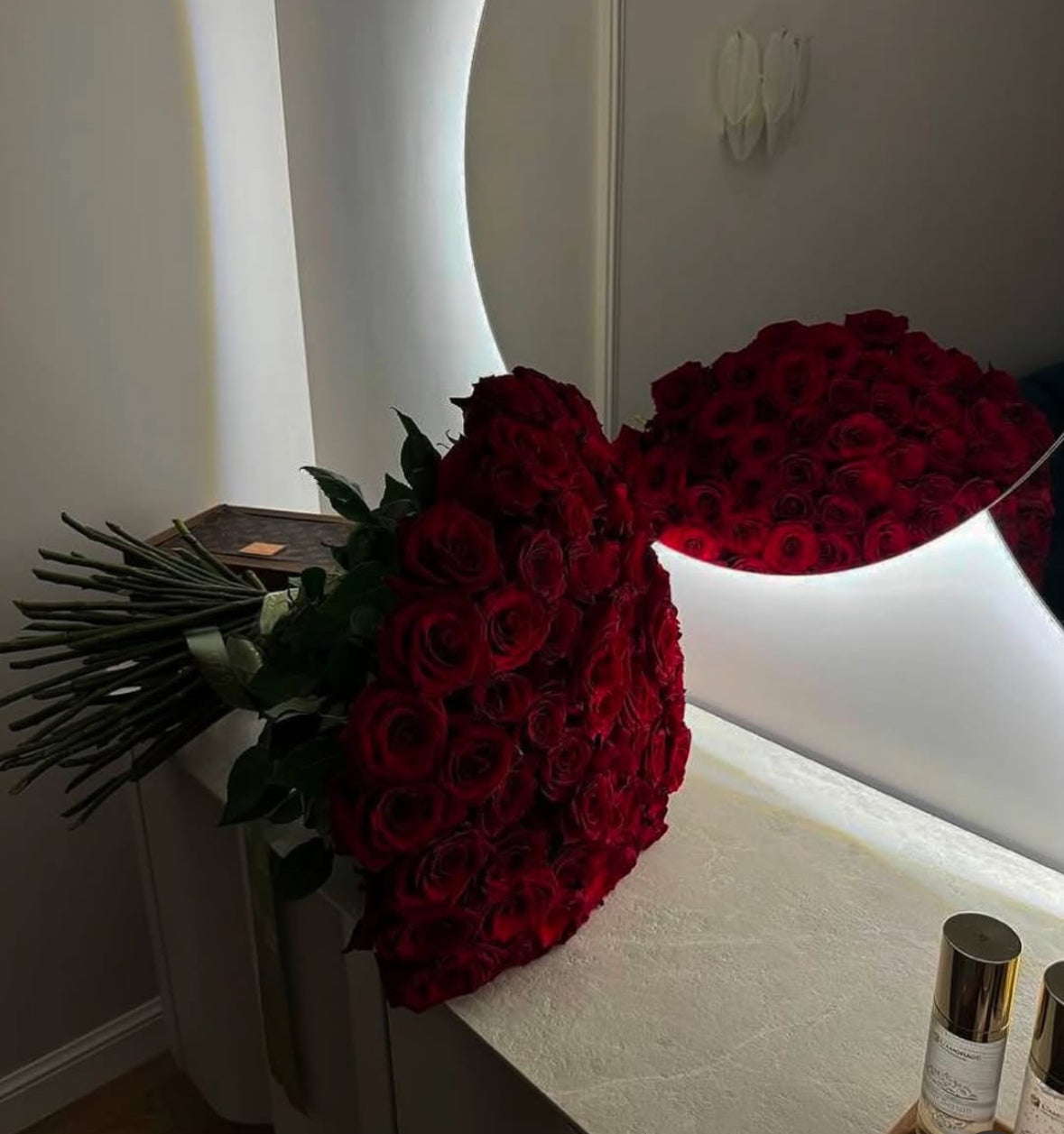 Ramo de rosas rojas frescas con cinta personalizada para San Jordi, ideal para regalar el 23 de abril en Madrid.