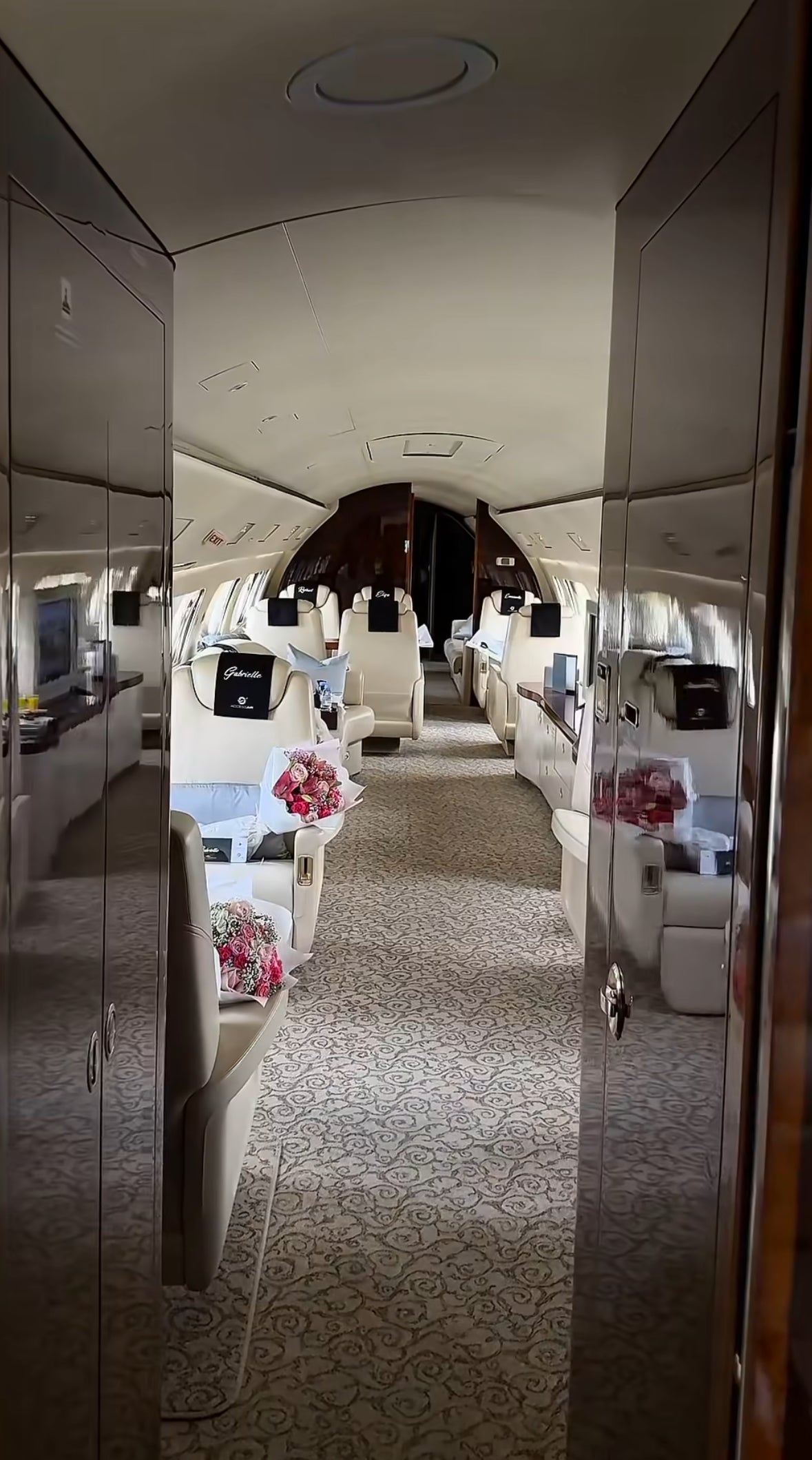  Decoración floral de lujo en cabina de jet privado, con centros de mesa de rosas preservadas en tonos blancos y rosados por The Prestige Roses