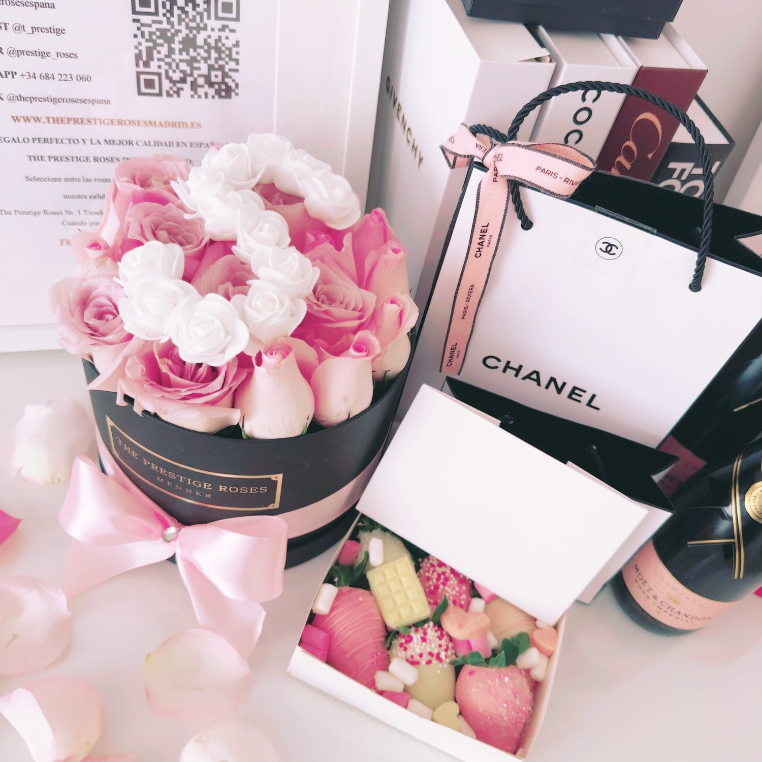 Caja de rosas rosas frescas con rosas blancas de jabón, acompañada de bombones de fresa y detalles de lujo Chanel y Moët, regalo elegante y personalizado de The Prestige Roses.