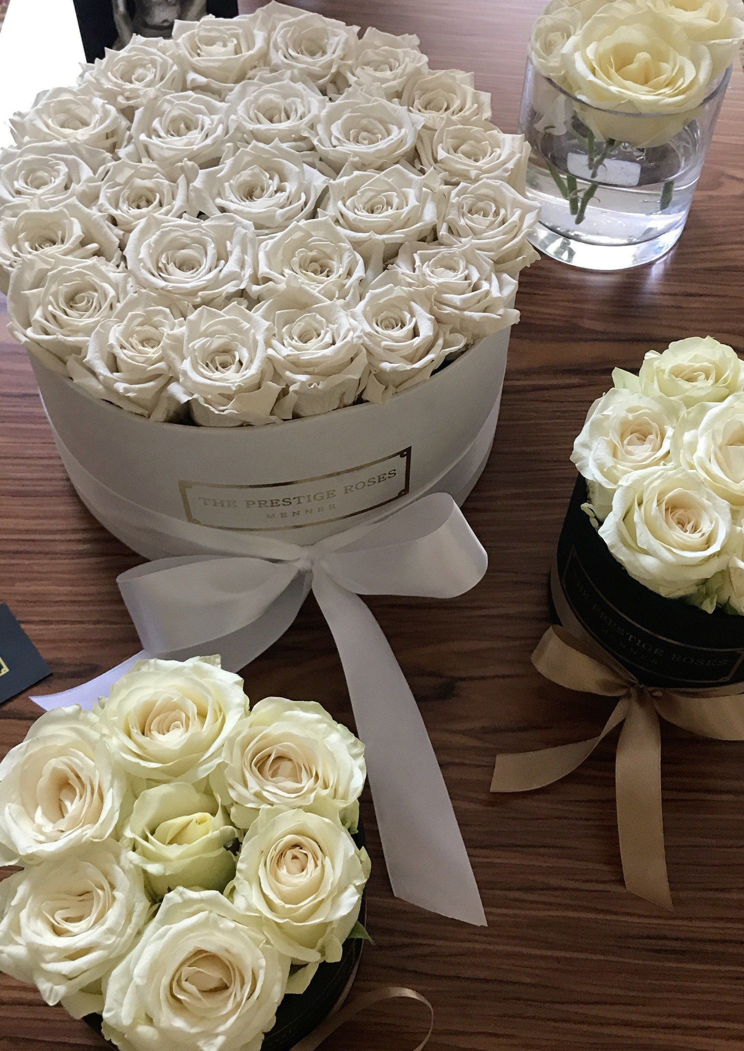 rosas blancas preservadas y frescas