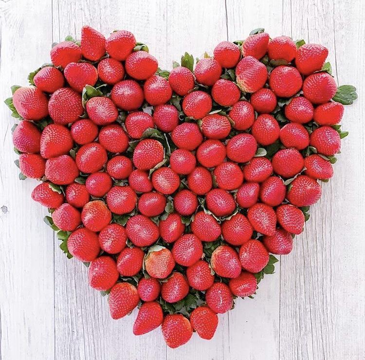 colección de fresas en caja de corazón