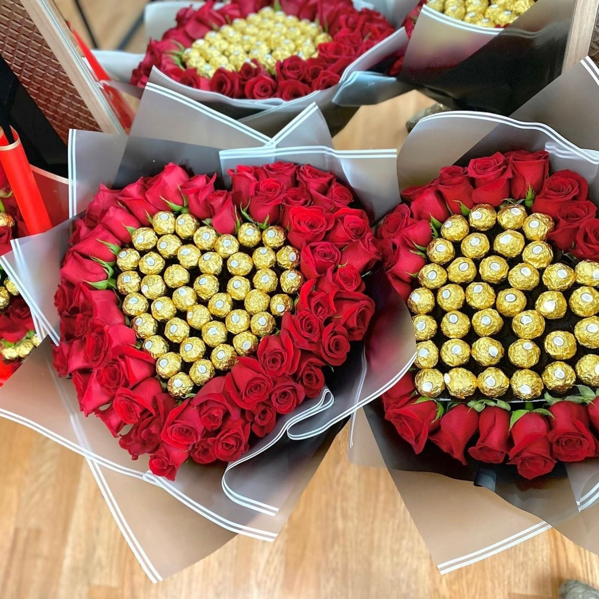 Ramos de flores con Ferrero, Fresas, Globo y chocolate