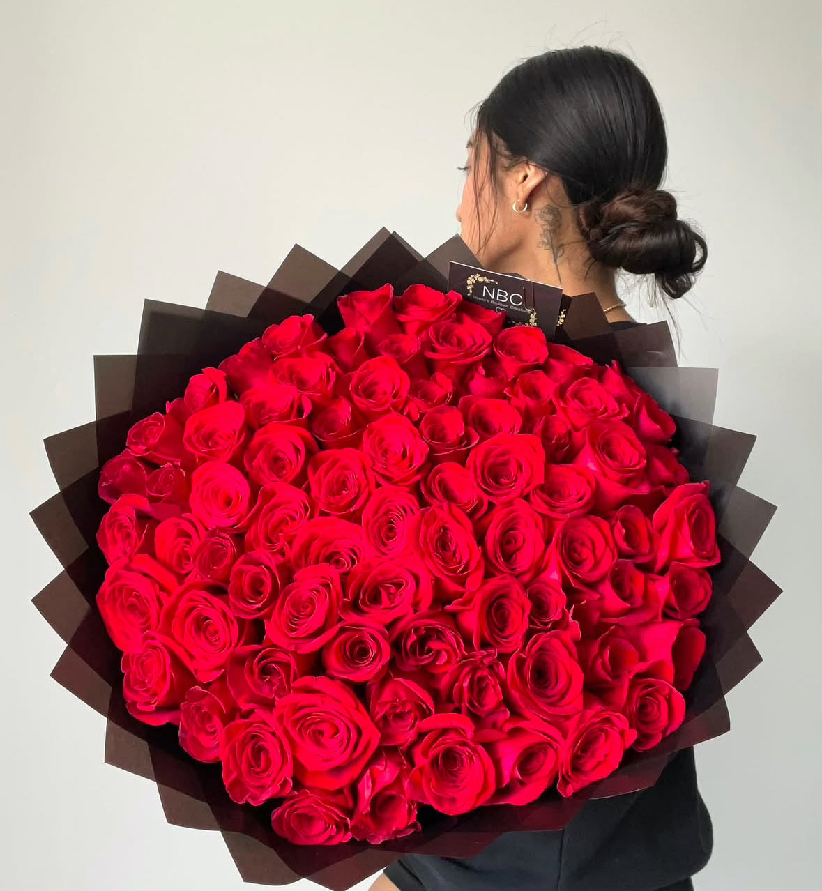 Ramo de rosas rojas premium con envoltura negra