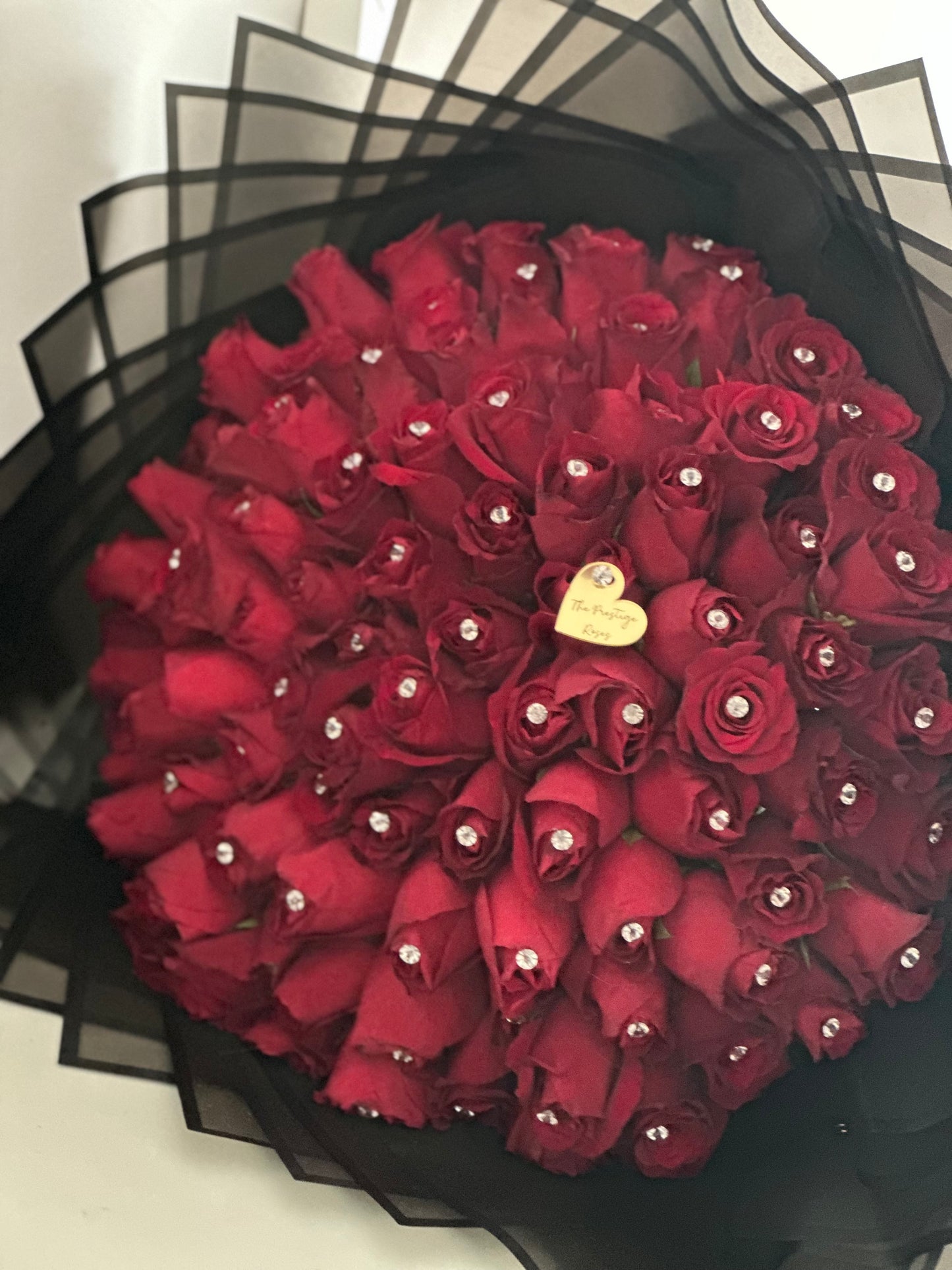 Un Toque de Glamour: Ramo de Rosas Frescas con Diamantes Brillantes Swarovsky
