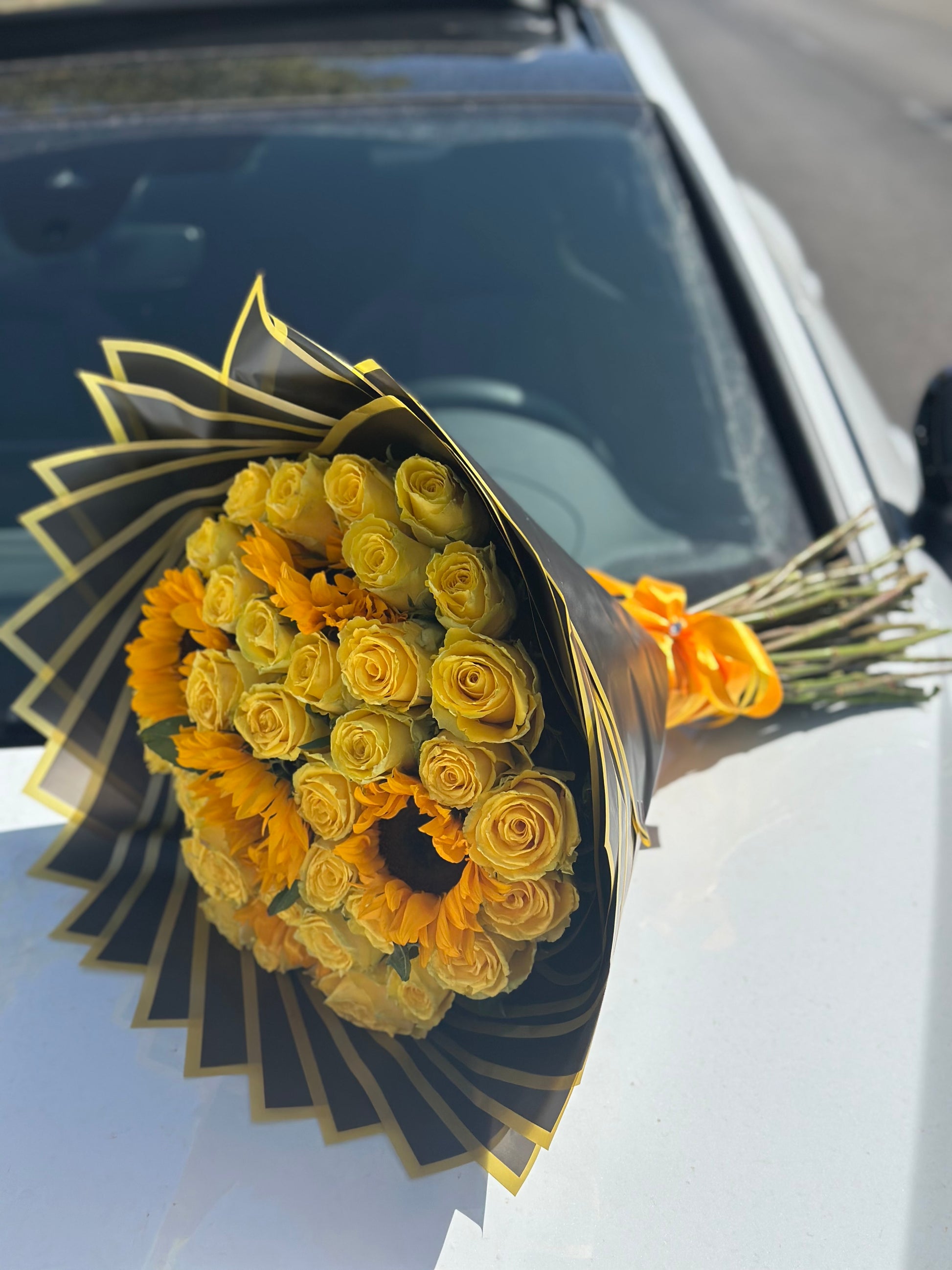 Detalle de rosas amarillas y girasoles frescos en ramo exclusivo The Prestige Roses Madrid