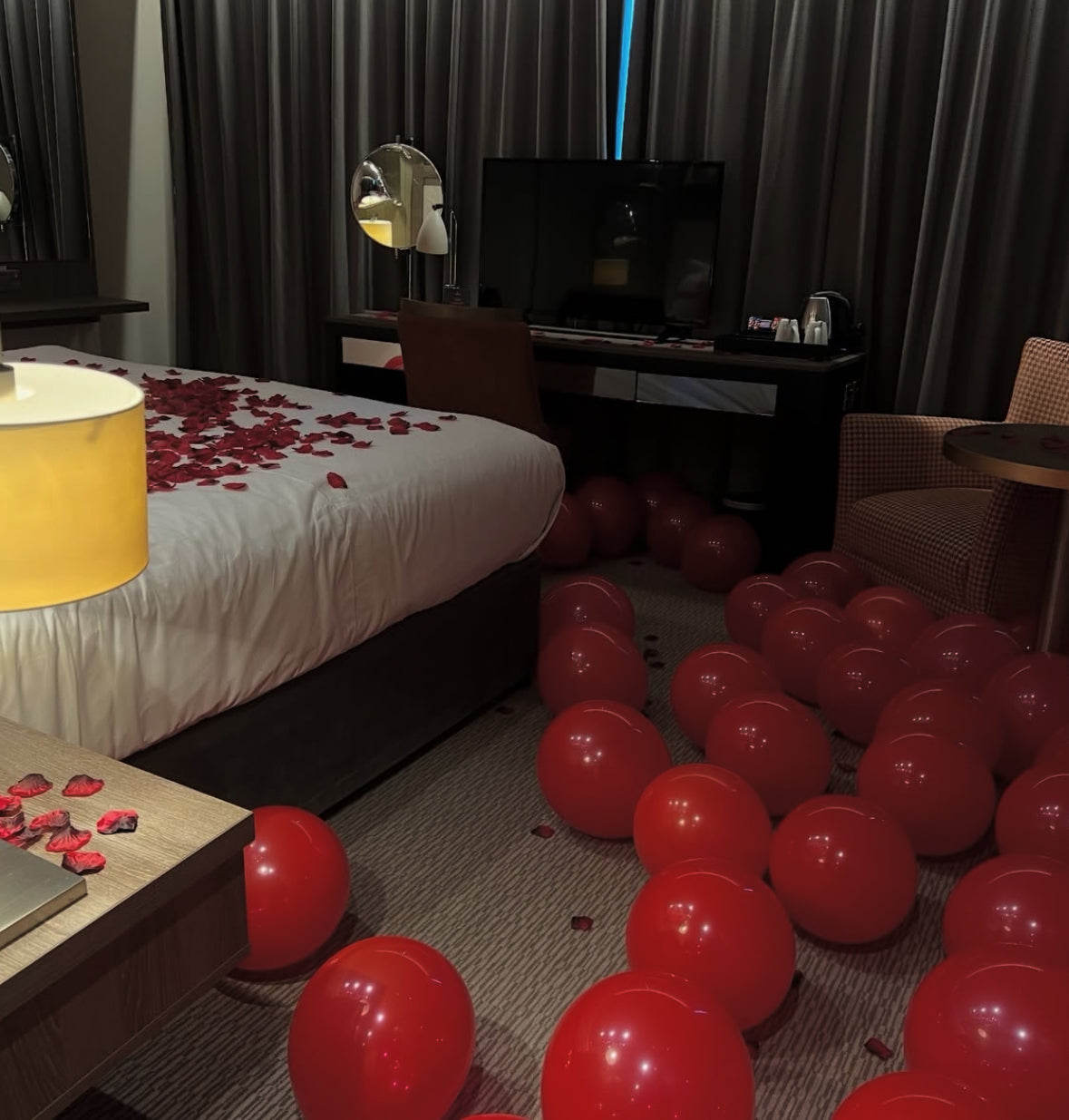 Decoración Romántica y de Cumpleaños en Hoteles – Sorpresas VIP con Globos y Pétalos  | The Prestige Roses