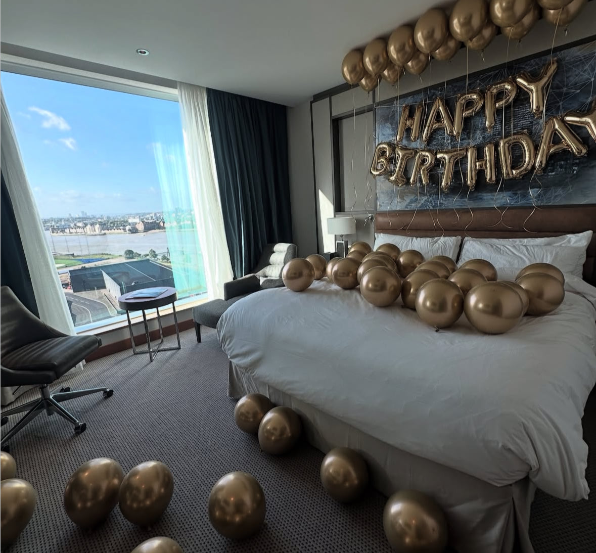 Decoración Romántica y de Cumpleaños en Hoteles – Sorpresas VIP con Globos y Pétalos  | The Prestige Roses