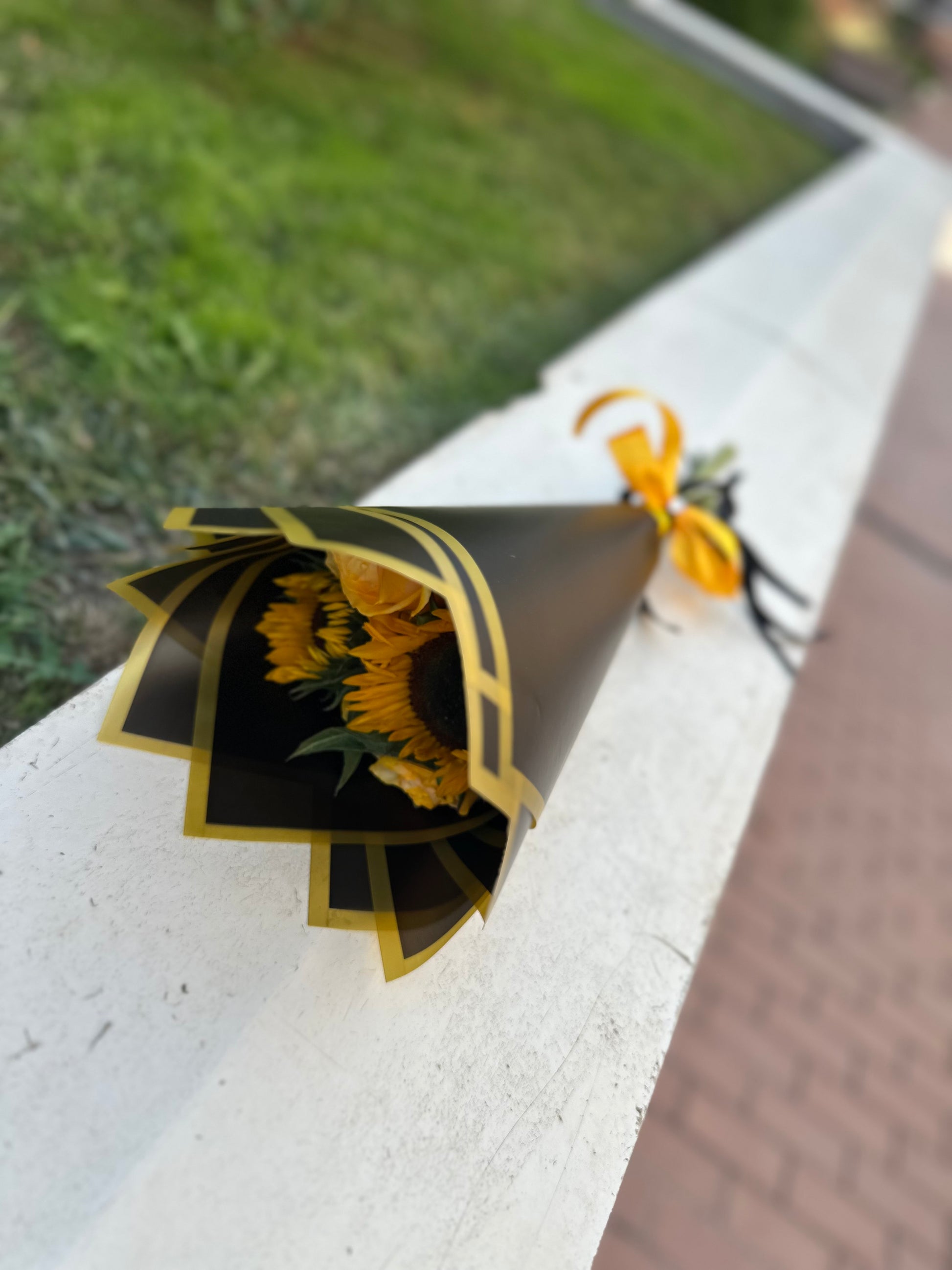 Combinación de rosas premium de Ecuador y girasoles de temporada en ramo de lujo