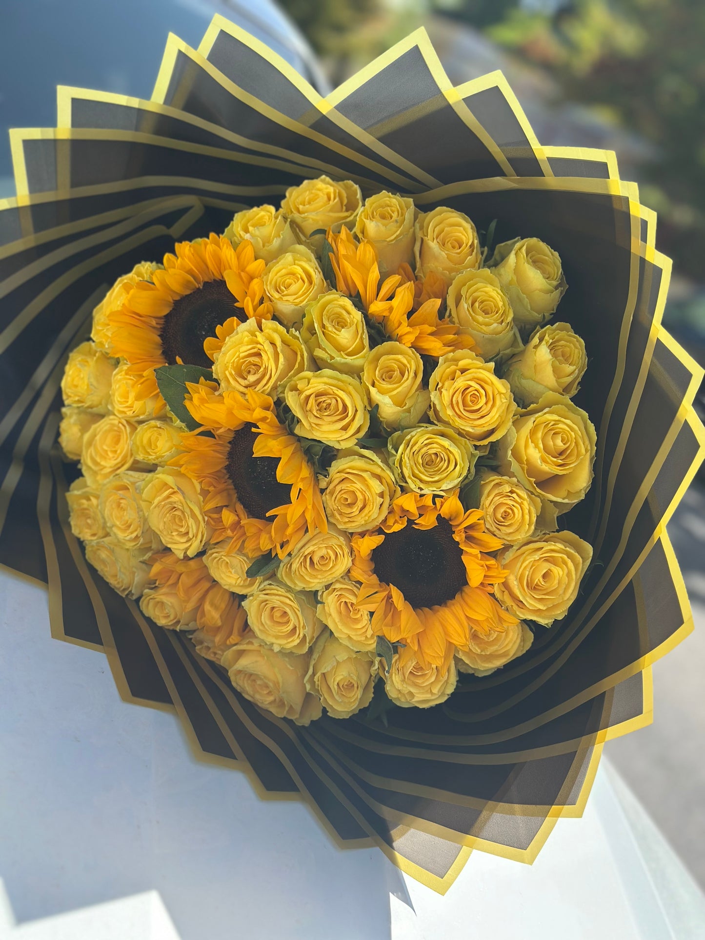 Ramo XL de 50 flores con rosas frescas de tallo largo y girasoles naturales – edición de lujo