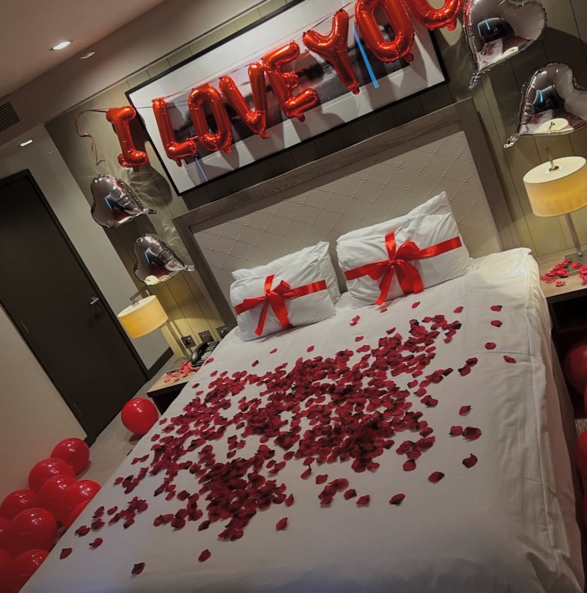 Decoración Romántica y de Cumpleaños en Hoteles – Sorpresas VIP con Globos y Pétalos  | The Prestige Roses