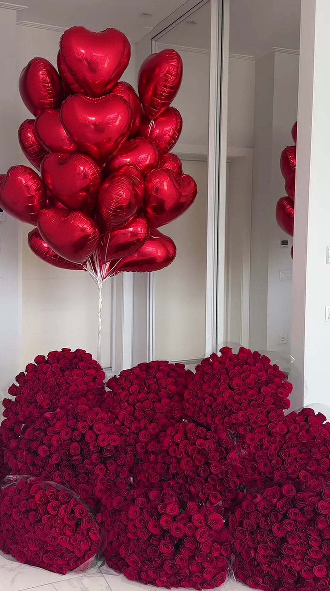 10 ramos de 100 rosas rojas naturales con 50 globos de corazón metalizados con helio en Madrid