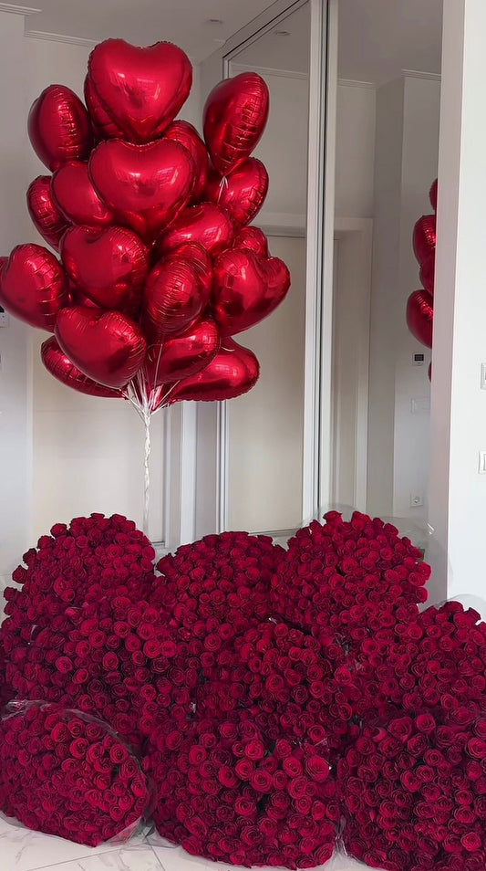 10 ramos de 100 rosas rojas naturales con 50 globos de corazón metalizados con helio en Madrid