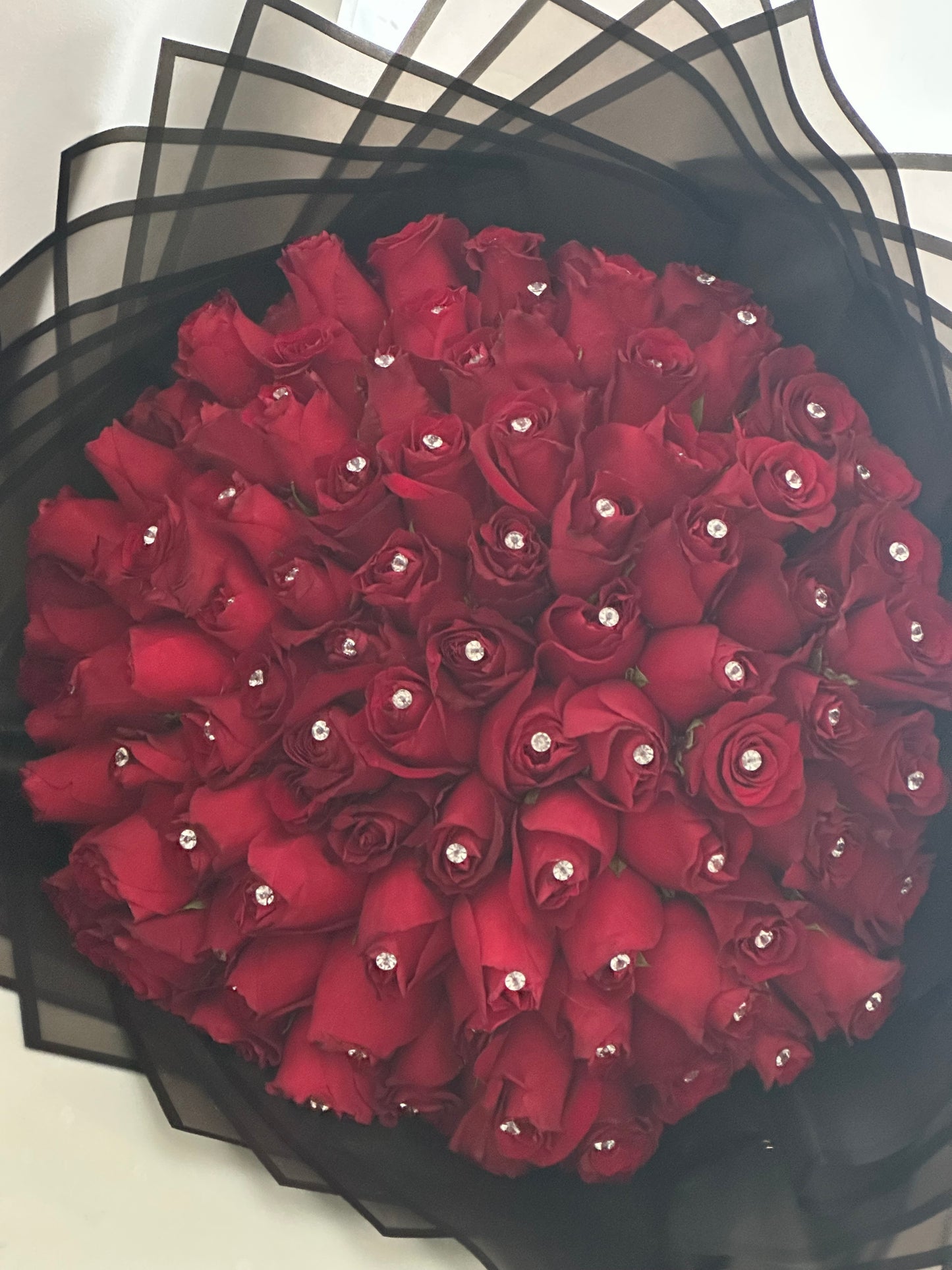 Un Toque de Glamour: Ramo de Rosas Frescas con Diamantes Brillantes Swarovsky