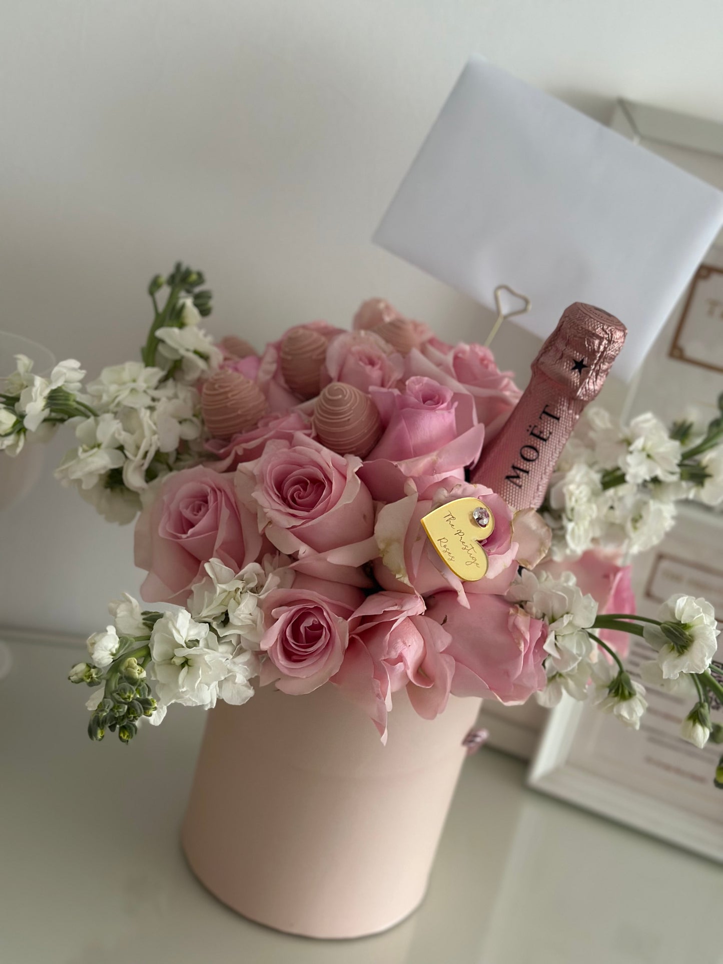 Pink Dream Rosas Frescas y Champagne con Fresas bañadas en chocolate a Domicilio