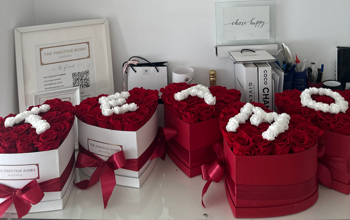 Caja Personalizada con Rosas Frescas y Letra - Elegancia y Exclusividad