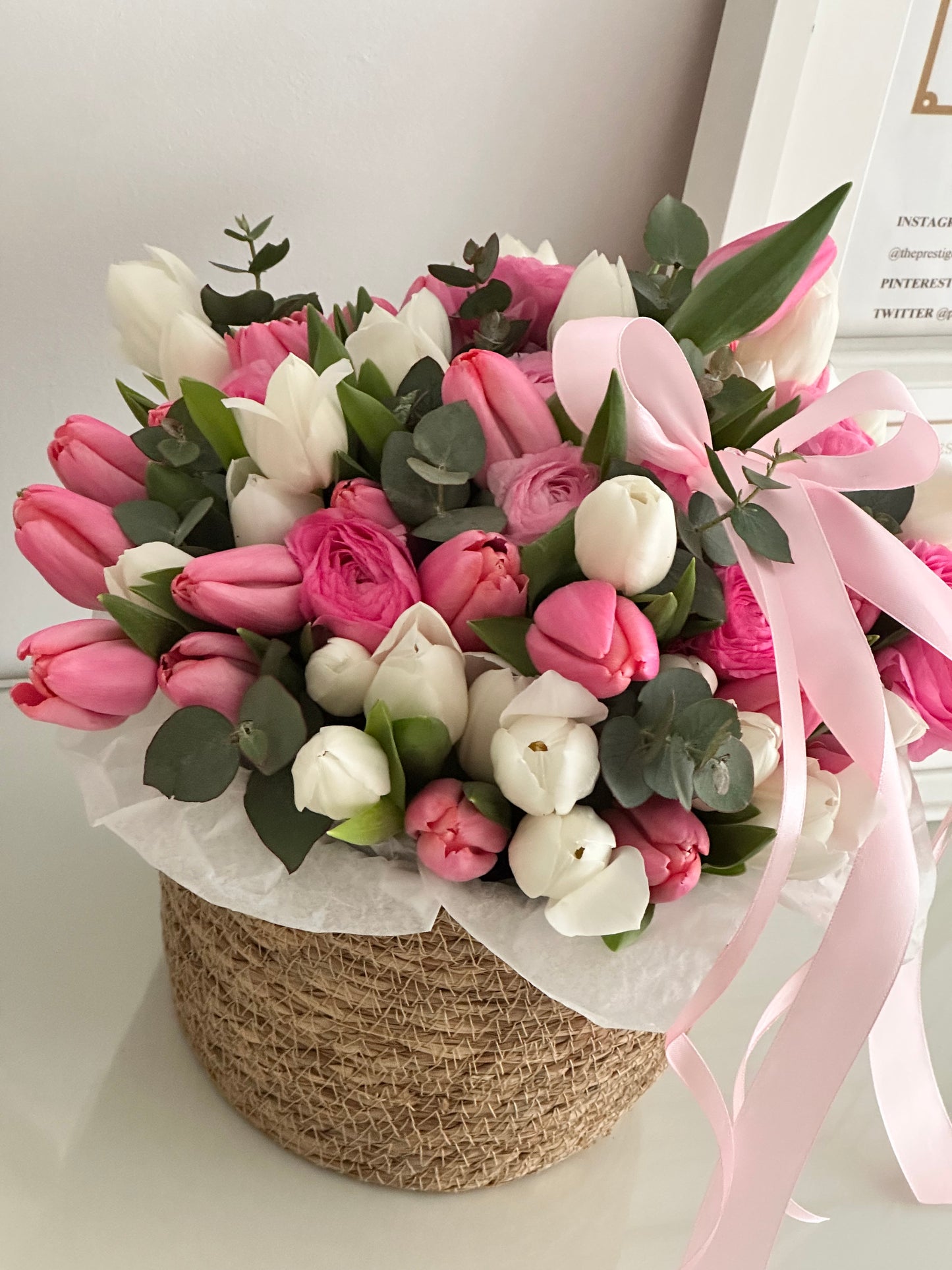 Cesta Elegante de Ranúnculos y Tulipanes – Belleza y Sofisticación Natural in Madrid