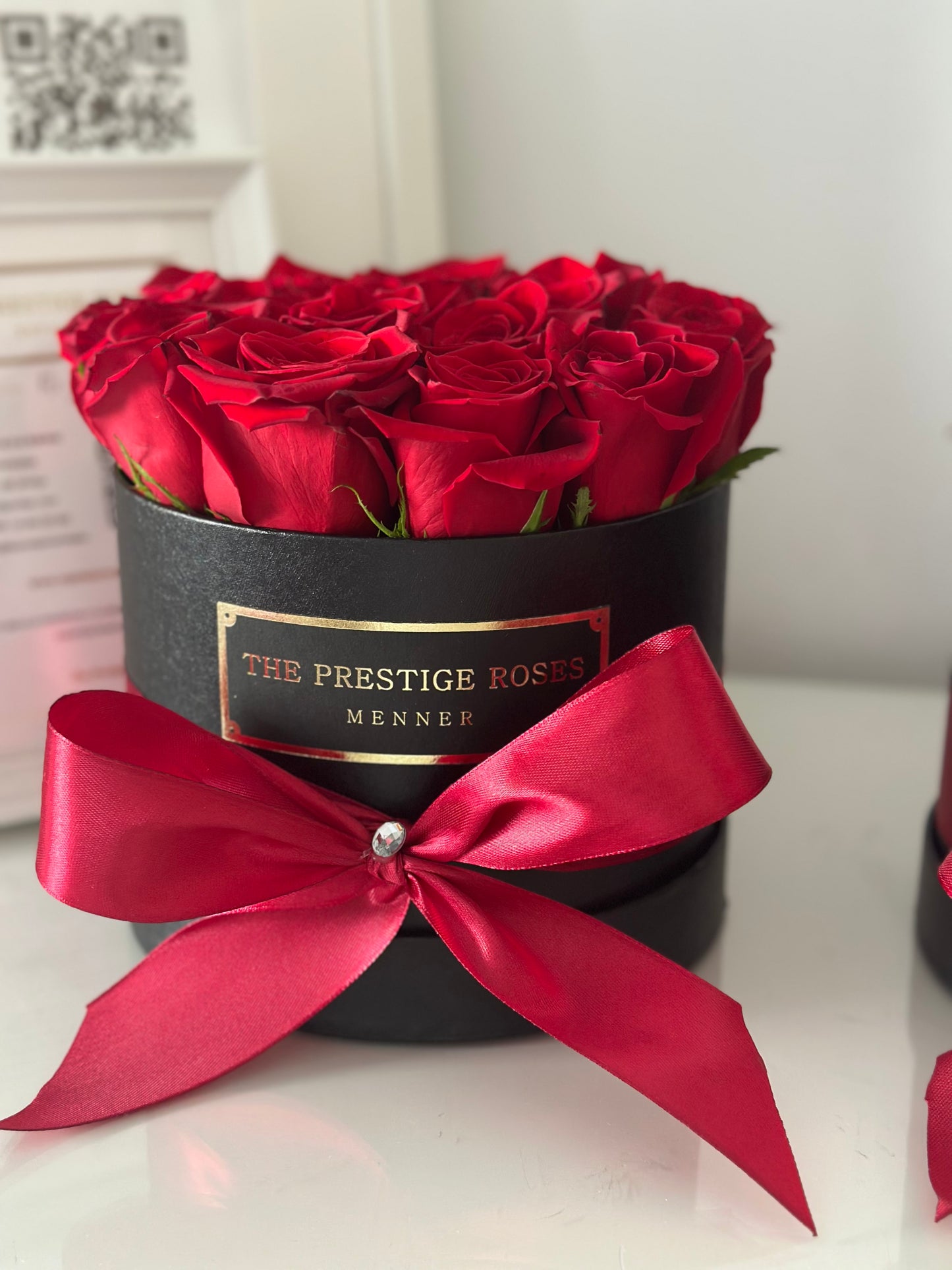 Caja regalo mediana con rosas rojas naturales, ideal para sorprender en Madrid.