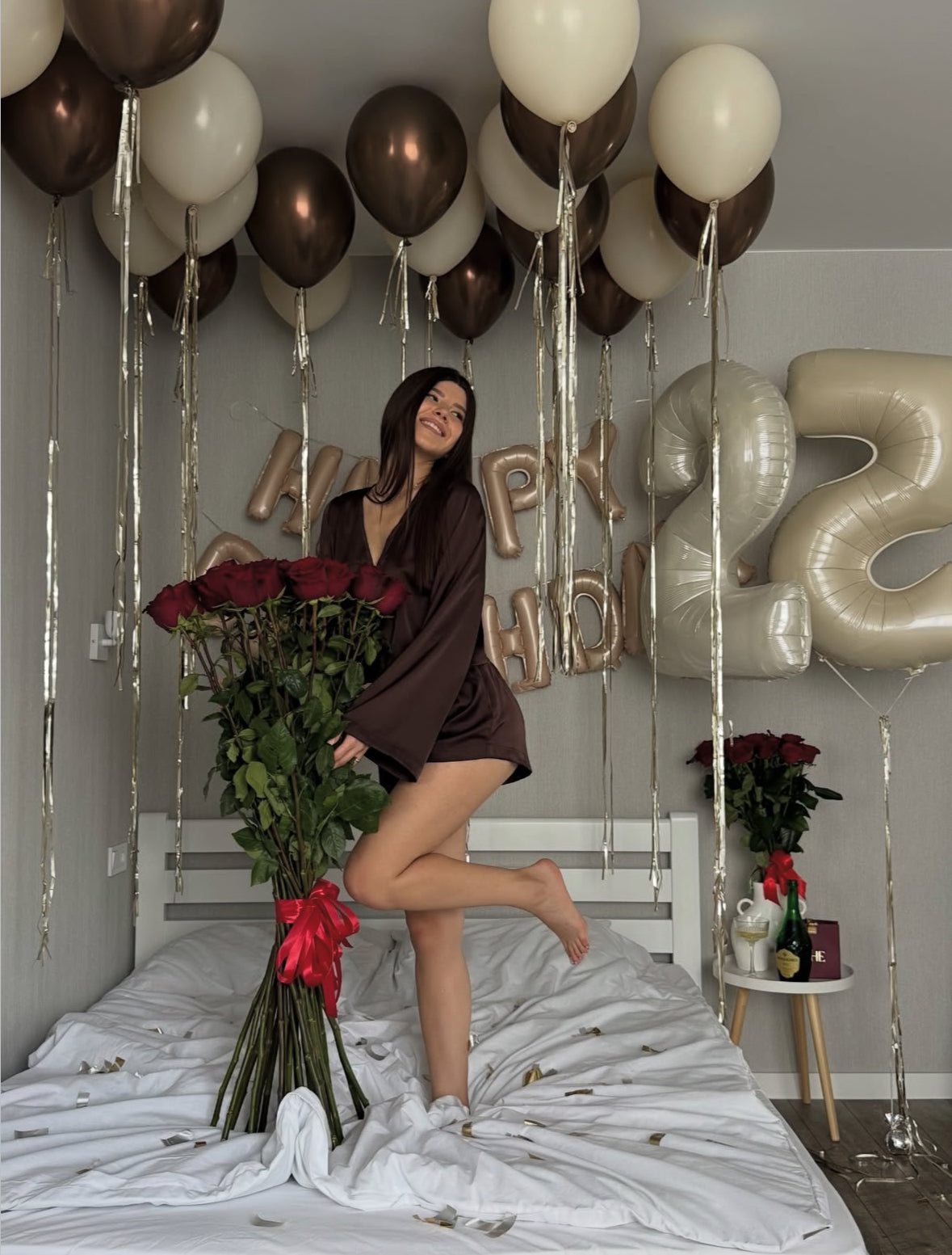 Celebración exclusiva de cumpleaños en Madrid con ramo de 25 rosas premium, globos de helio y número 25 gigante