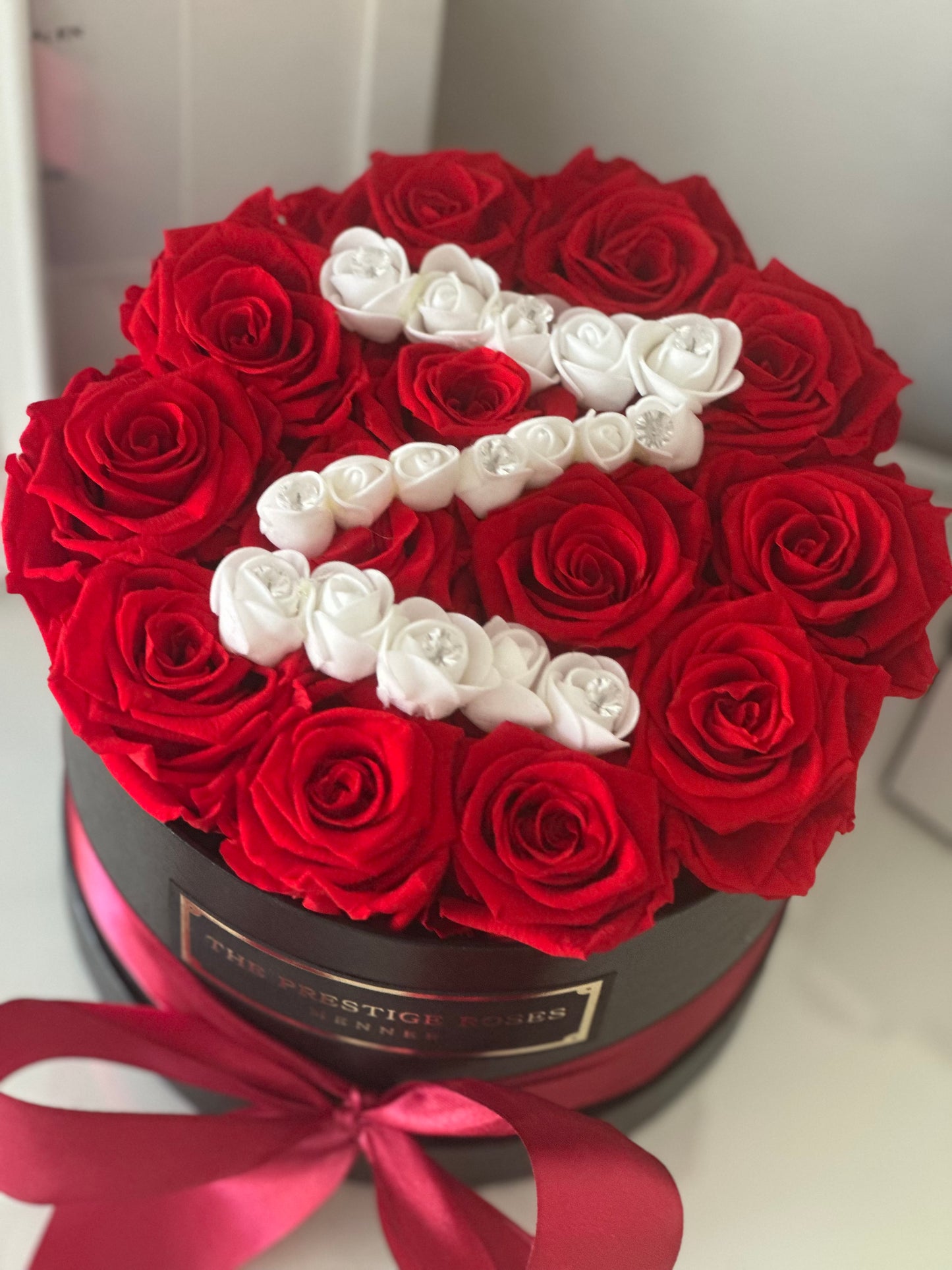 Caja Personalizada con Rosas Frescas y Letra - Elegancia y Exclusividad