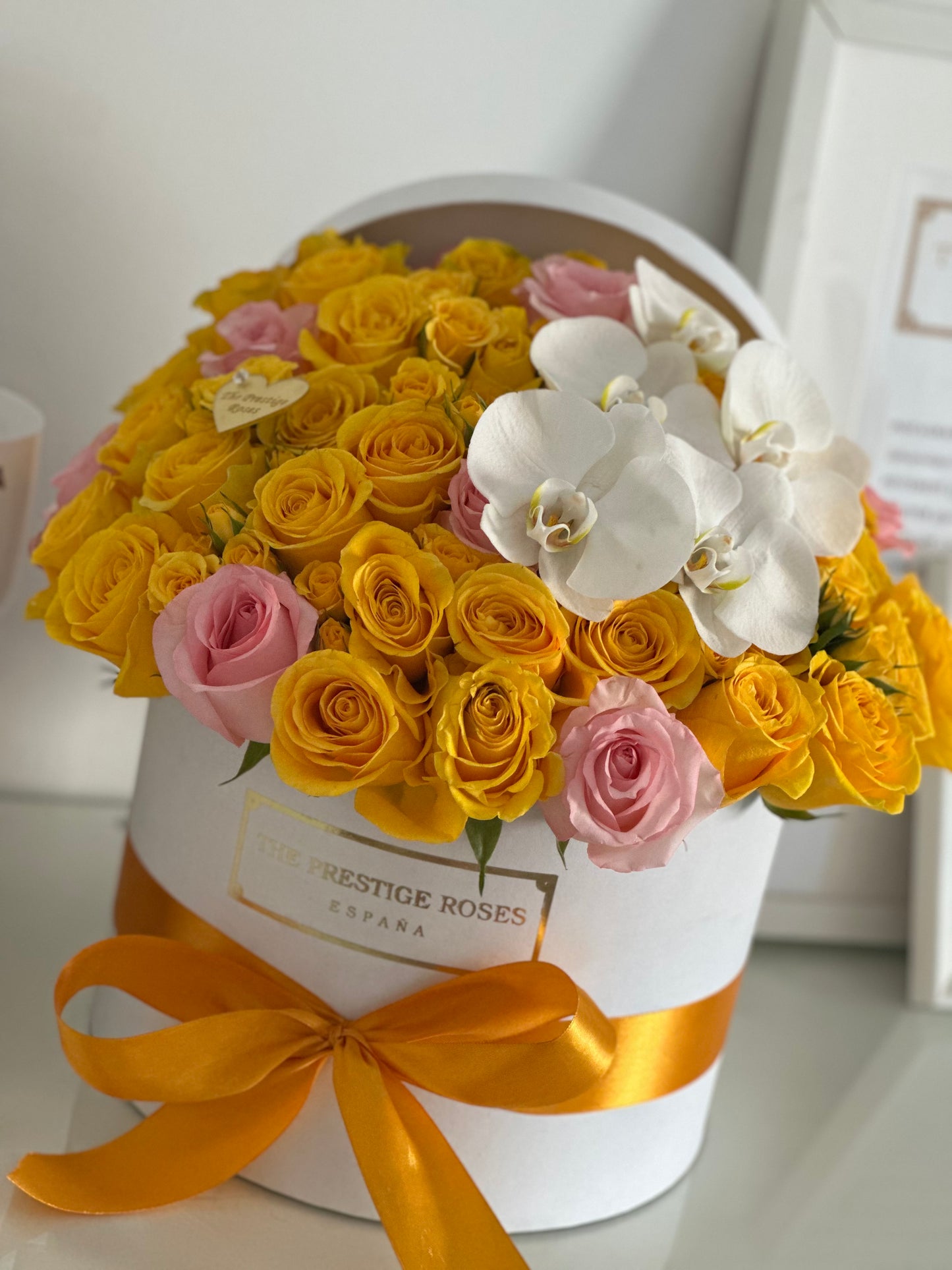 Golden Blush – Flower Box de Rosas, Spray Roses y Orquídea