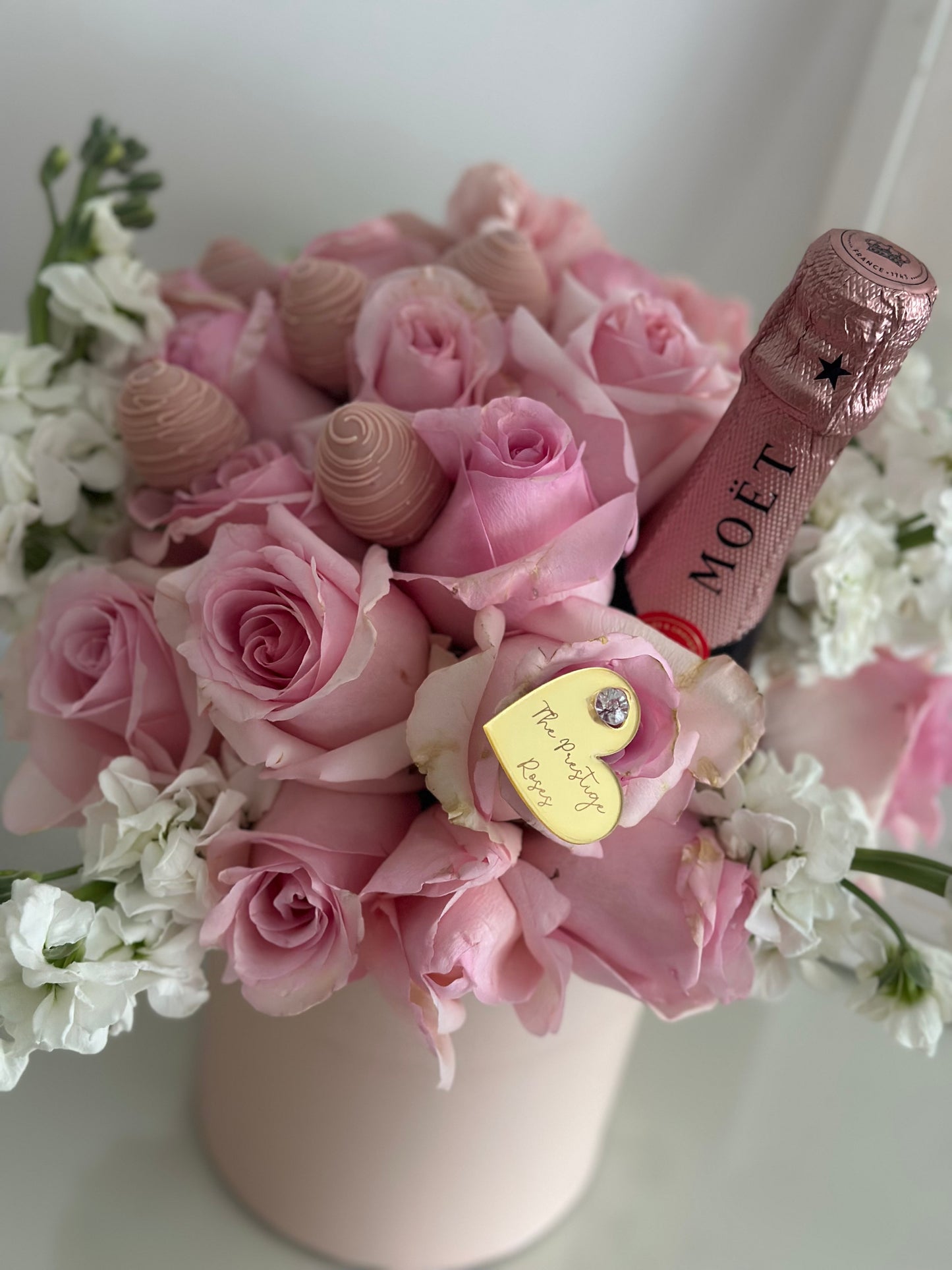 Pink Dream Rosas Frescas y Champagne con Fresas bañadas en chocolate a Domicilio