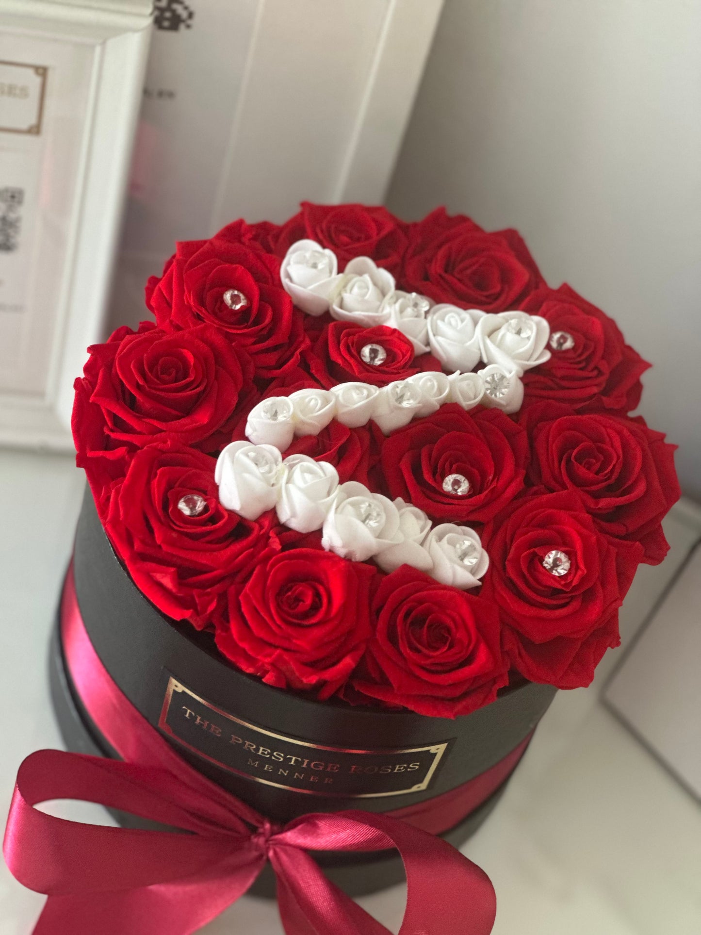 Caja Personalizada con Rosas Frescas y Letra - Elegancia y Exclusividad