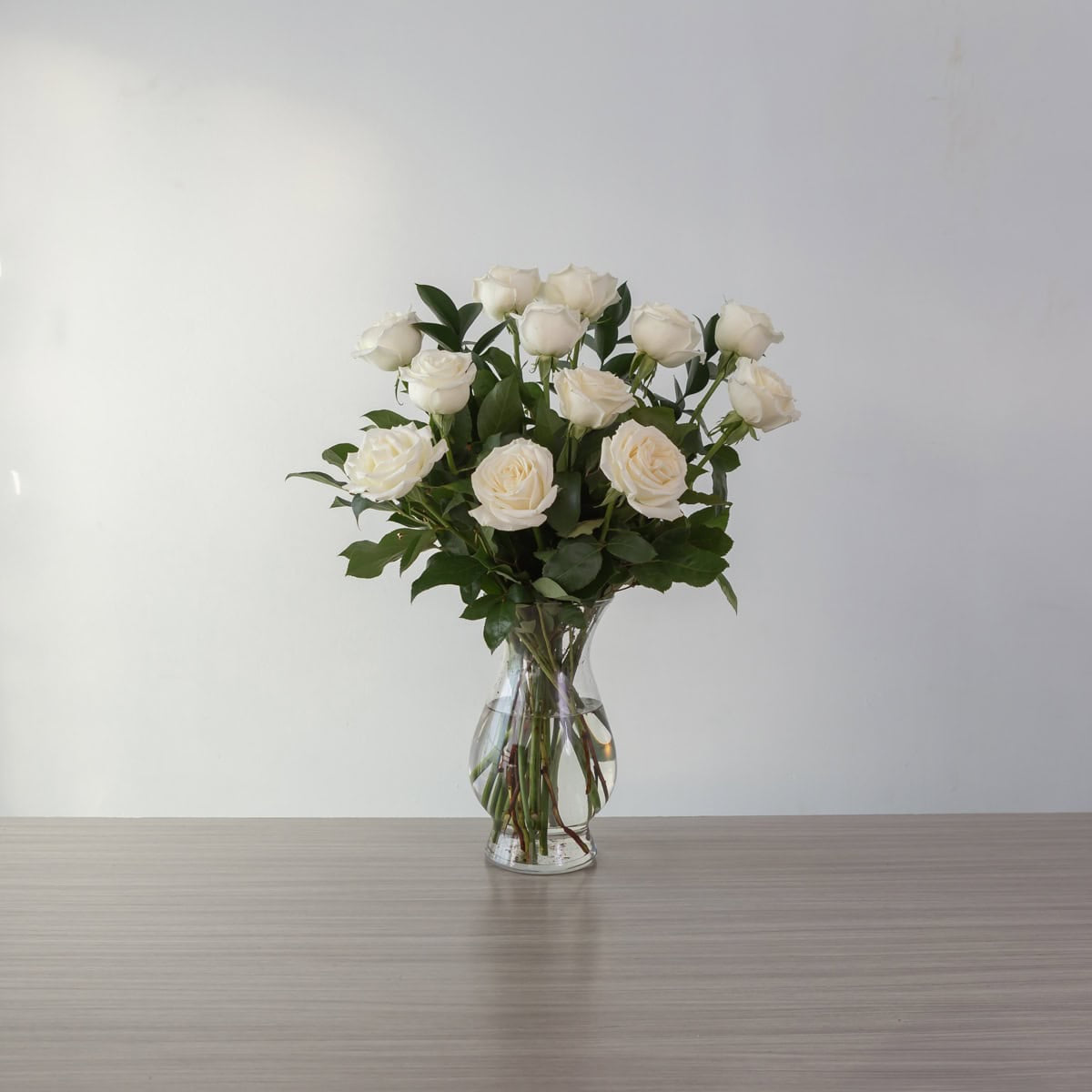 Ramo de 12 Rosas blancas Frescas con Verdes
