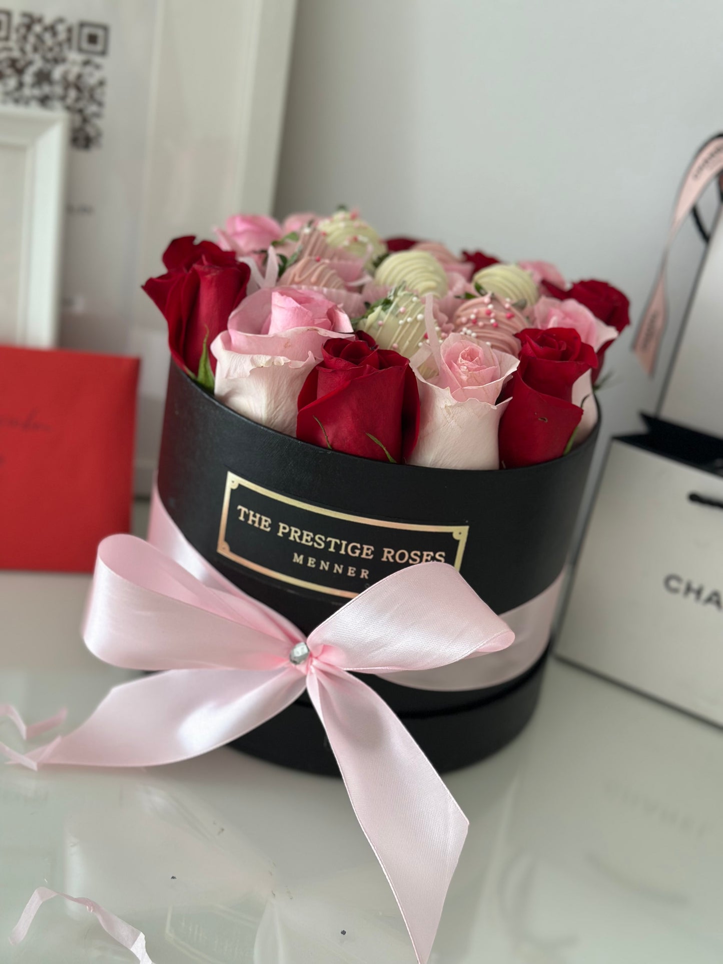 Caja de Rosas Frescas con Fresas cubiertas con chocolate