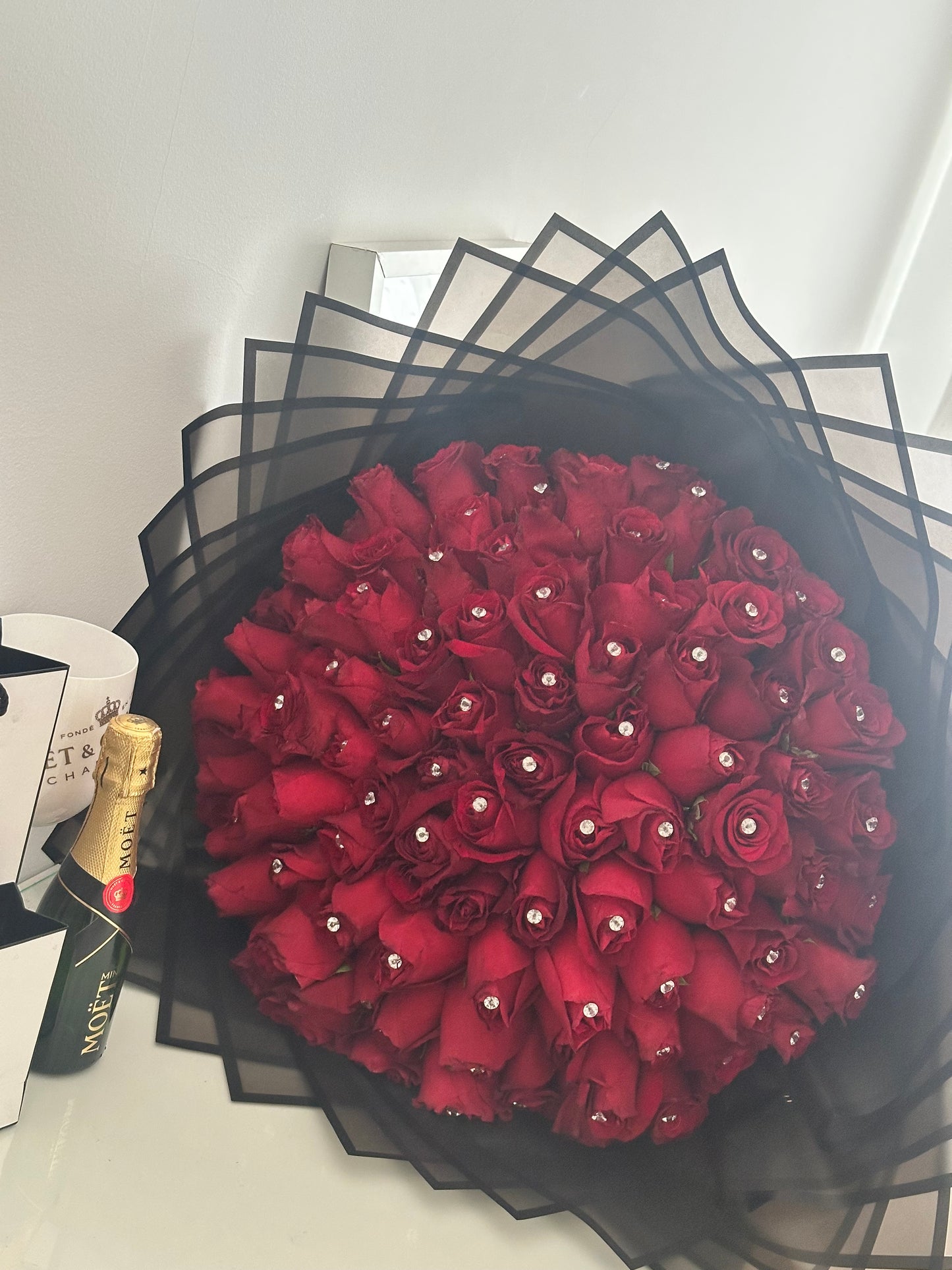 Un Toque de Glamour: Ramo de Rosas Frescas con Diamantes Brillantes Swarovsky
