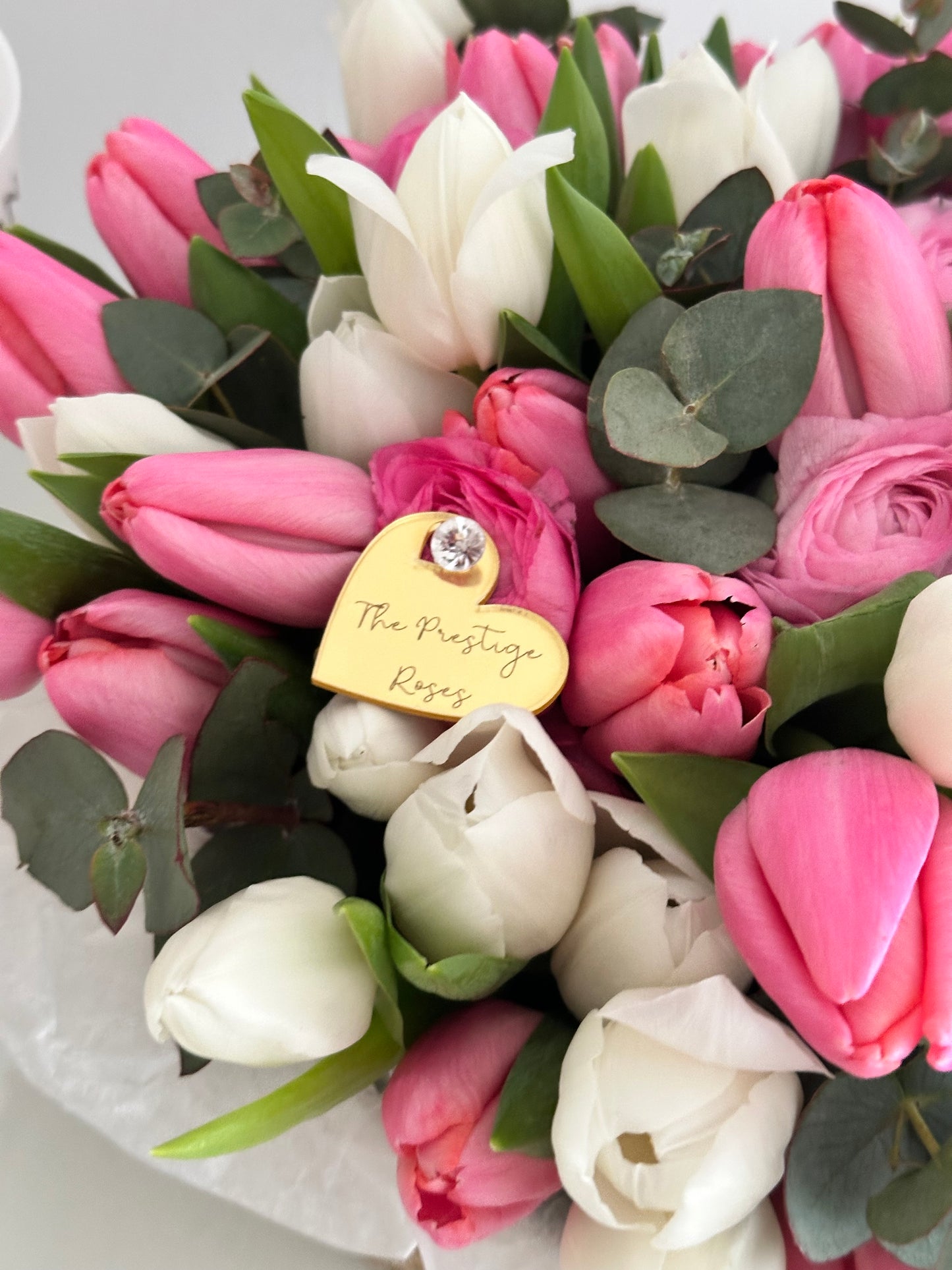 Cesta Elegante de Ranúnculos y Tulipanes – Belleza y Sofisticación Natural in Madrid