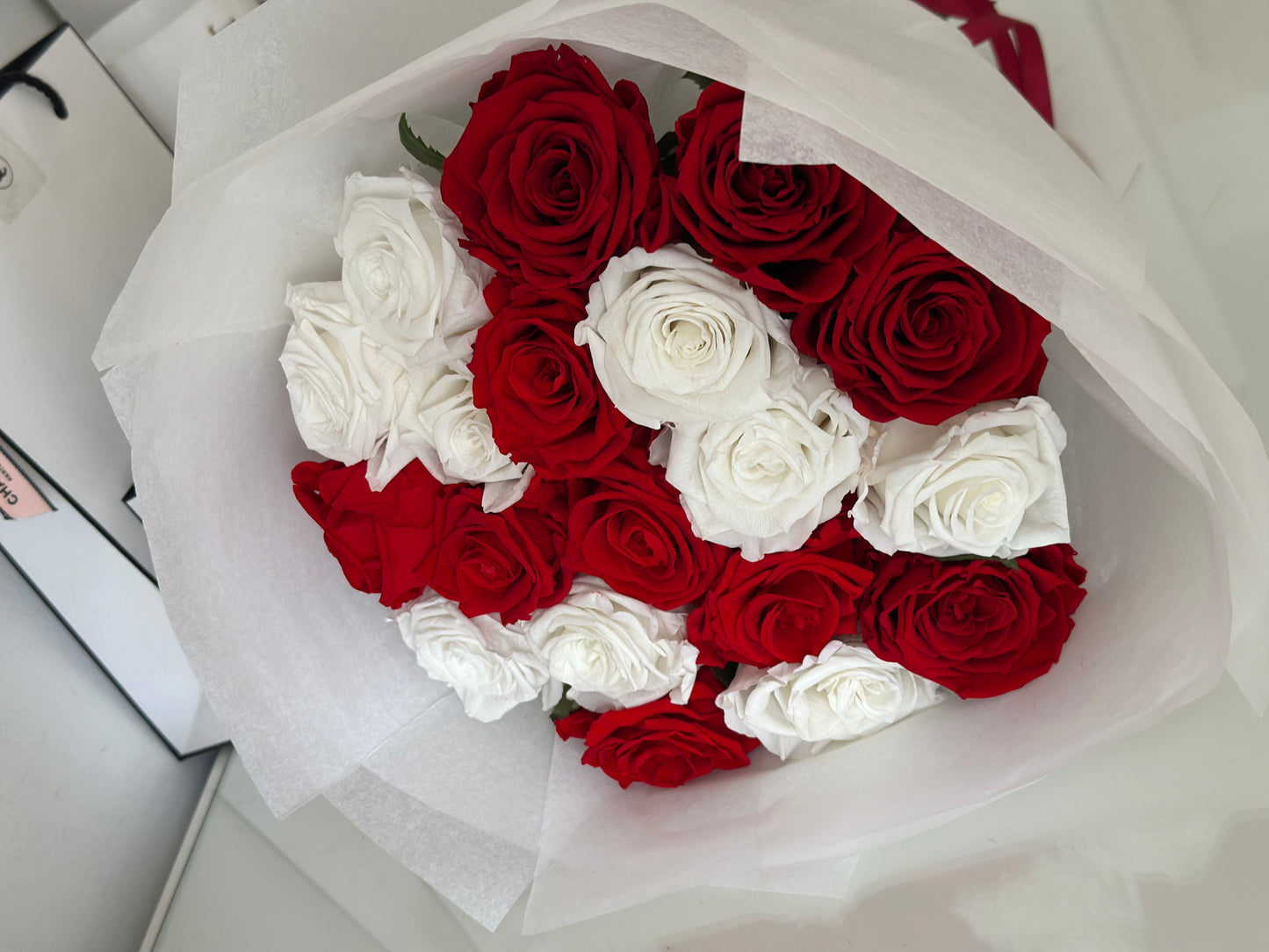 Ramo novia de rosas preservadas, el toque eterno de amor para tu día especial.
