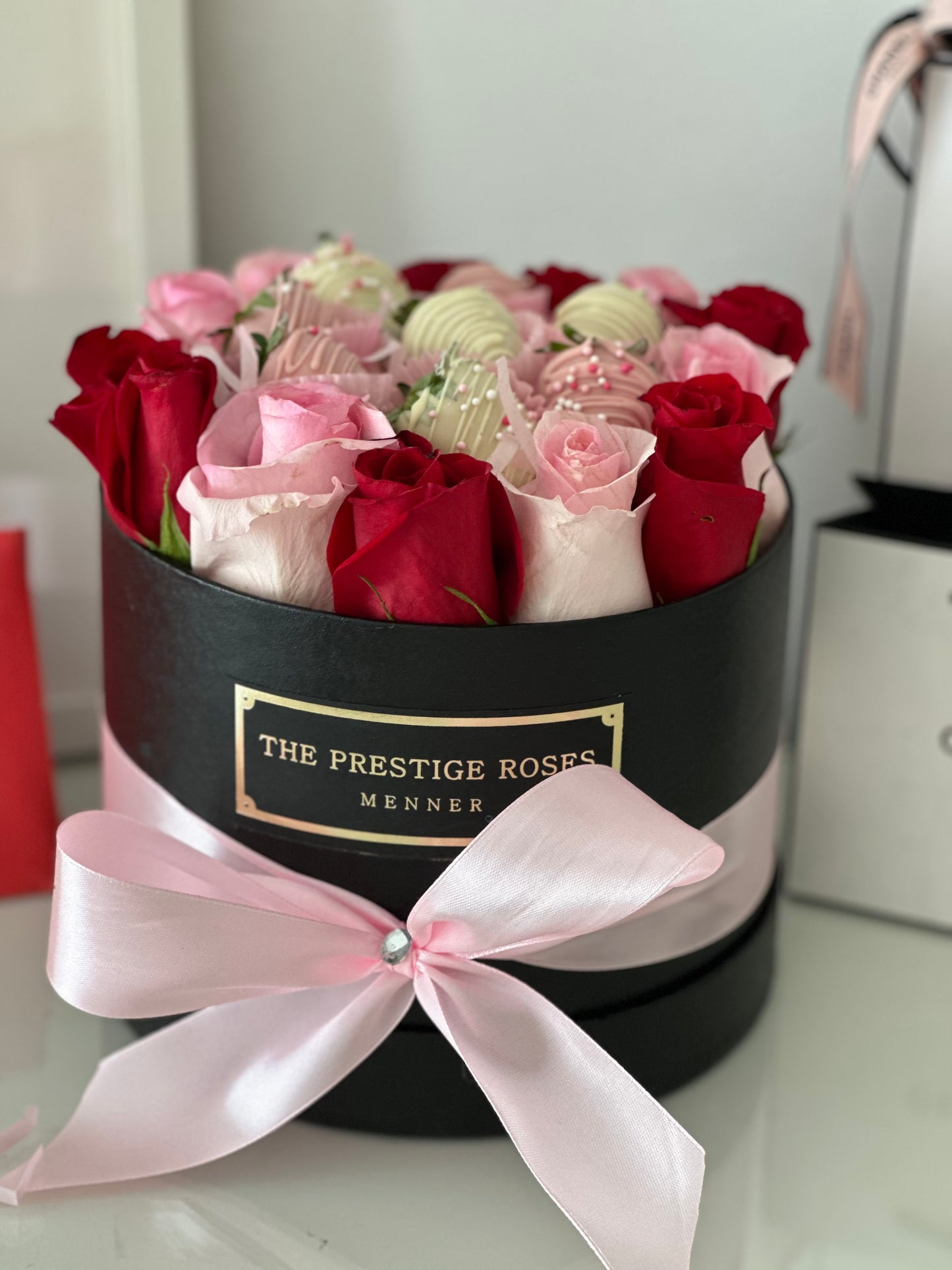 Caja de Rosas Frescas con Fresas cubiertas con chocolate