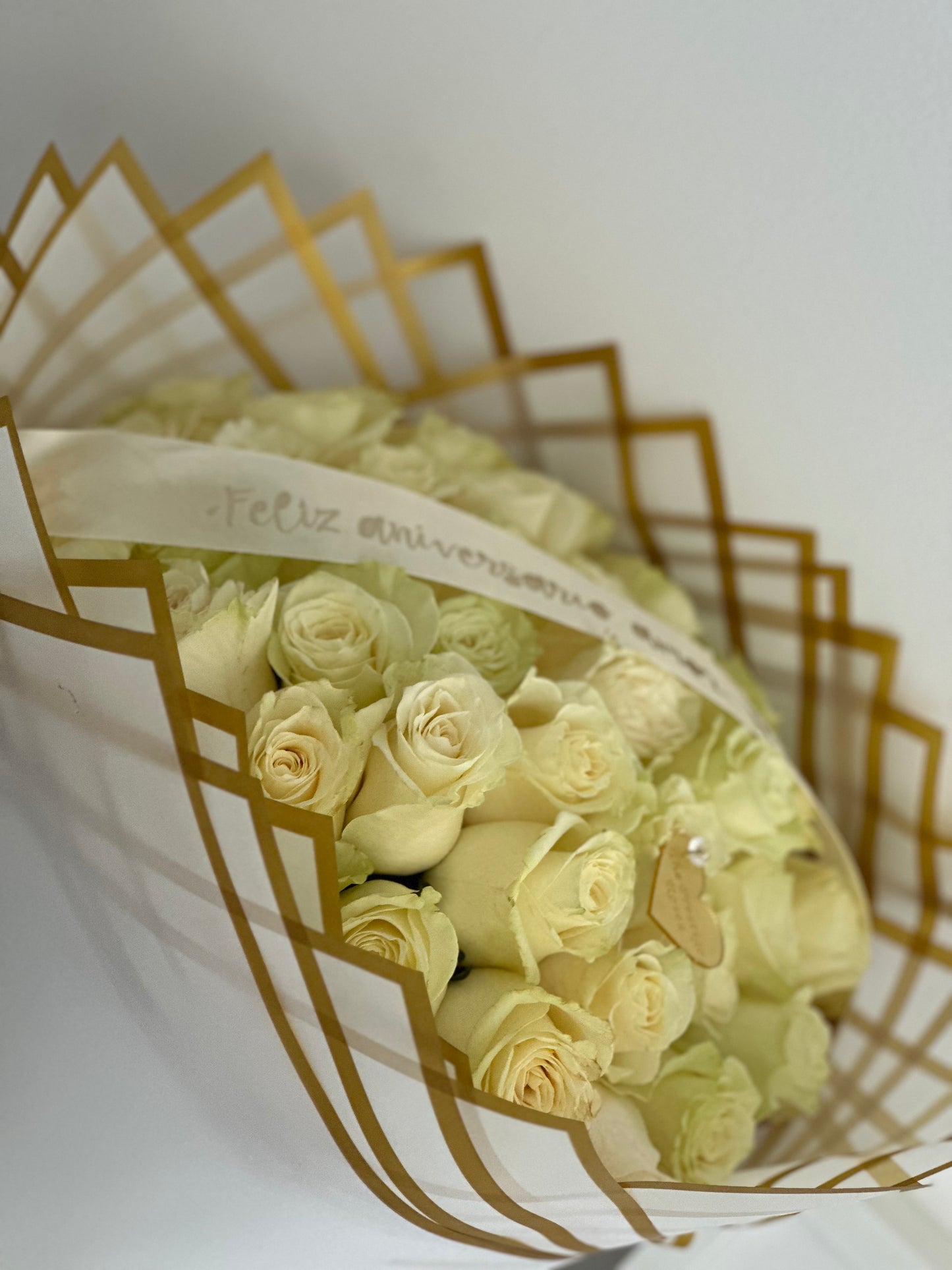 Ramo de Rosas Frescas con tu Mensaje Personalizada – Regalo Único y Elegante