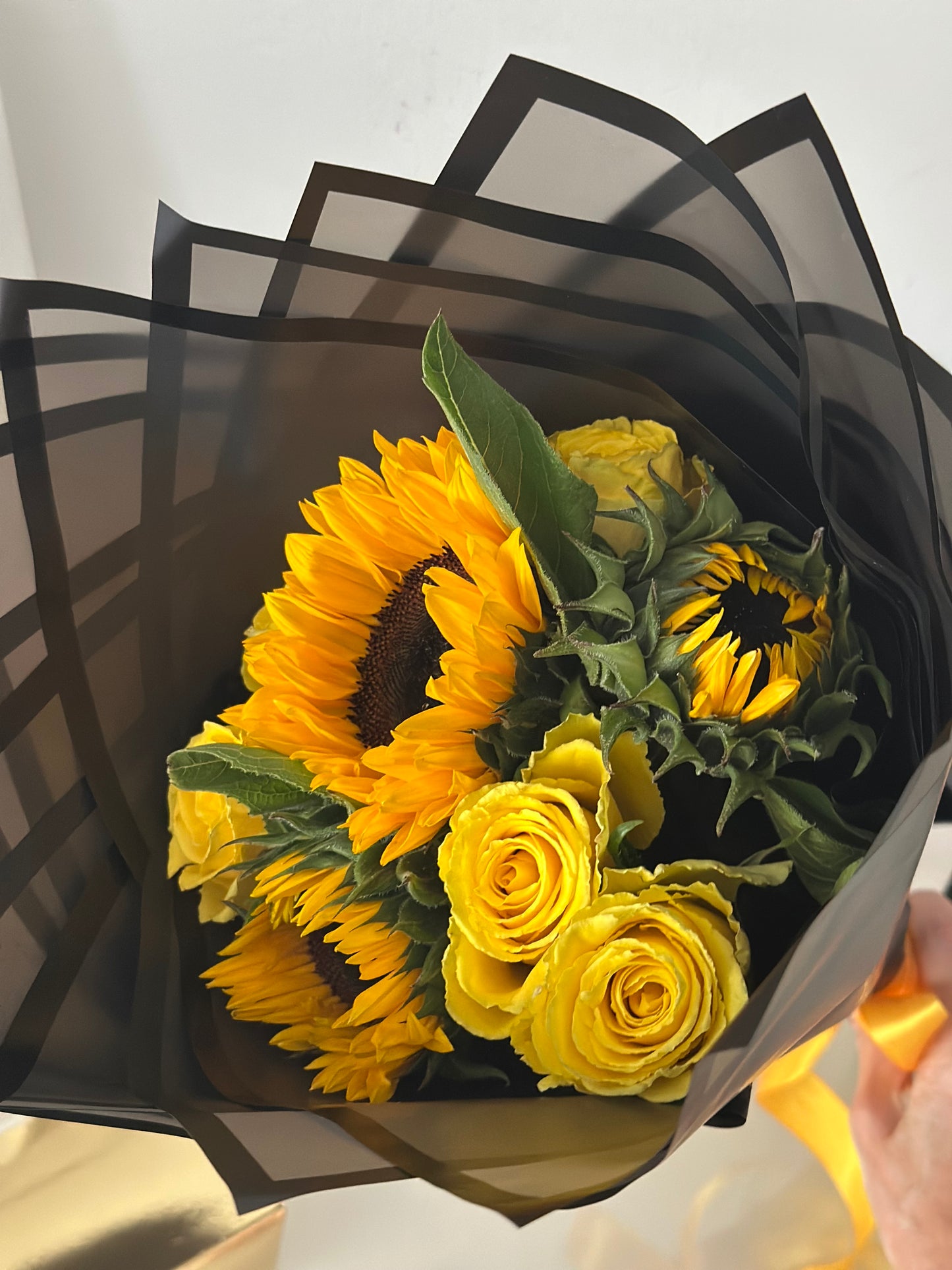 Ramo mediano M con 12 rosas amarillas y 6 girasoles frescos, presentación exclusiva en Madrid