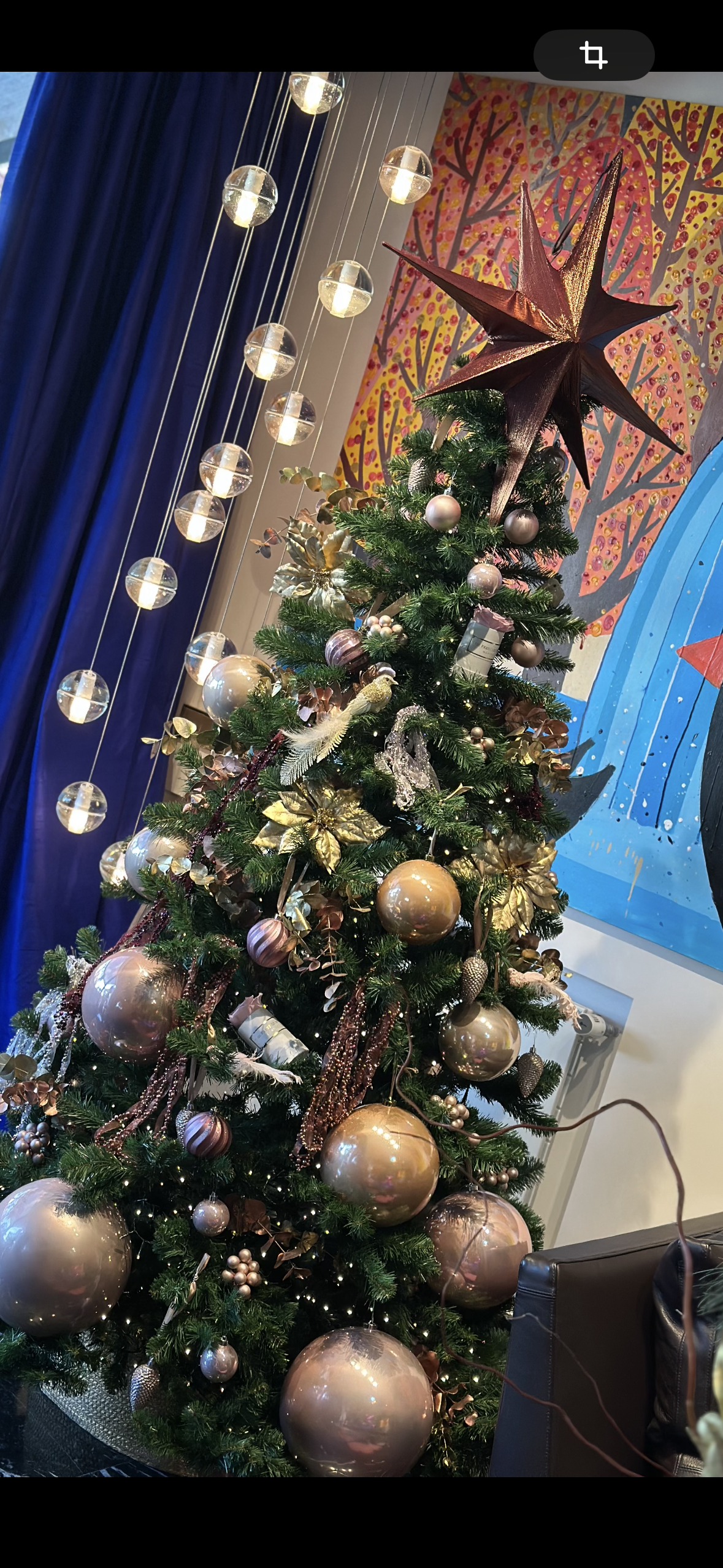 Árbol de Navidad Decorado a Mano – Colección Festiva 2025