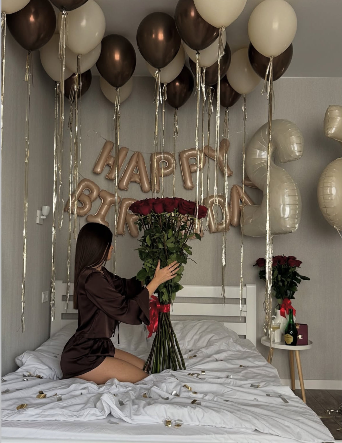 Regalo de cumpleaños de lujo en Madrid con ramo de rosas frescas y copa de champán, decoración Happy Birthday.