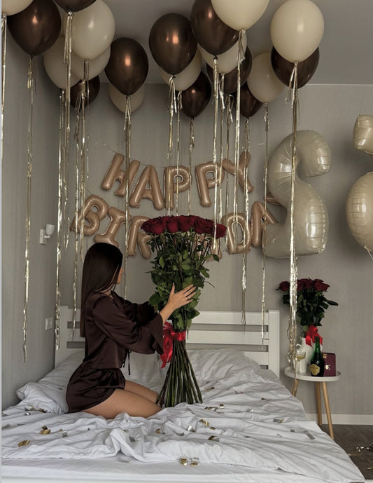 Regalo de cumpleaños de lujo en Madrid con ramo de rosas frescas y copa de champán, decoración Happy Birthday.