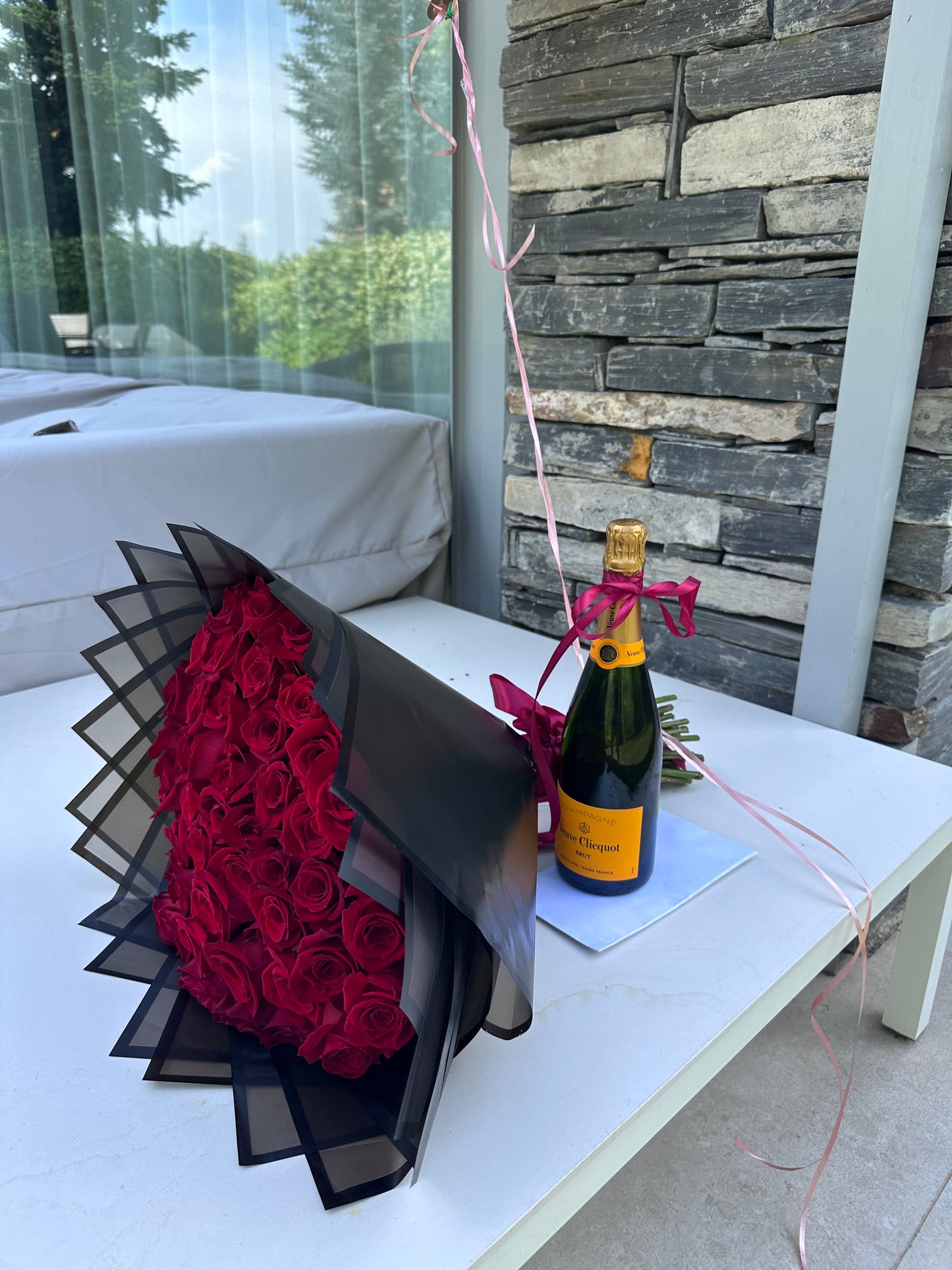 ramo de 50 rosas rojas frescas para regalo romántico en Madrid con champagne 