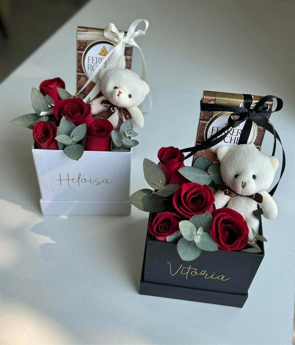 Caja sorpresa cuadrada personalizado con nombre  y flores frescas, chocolate, osito  ideal para regalar en Madrid a domicilio 