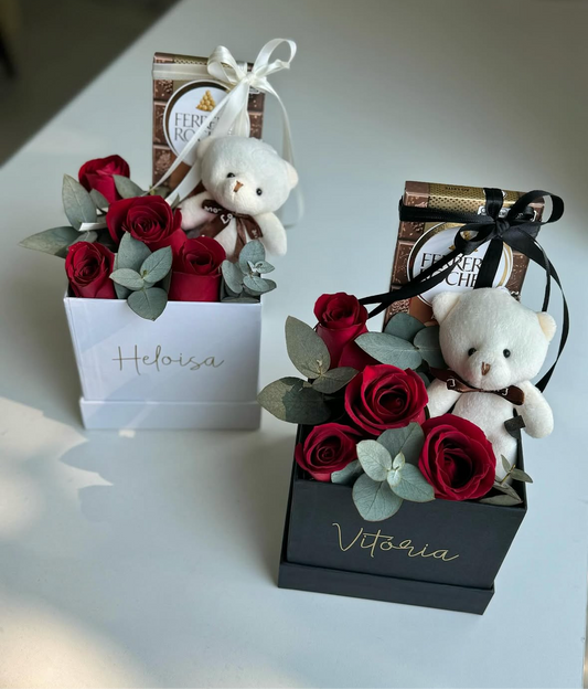 Caja sorpresa cuadrada personalizado con nombre  y flores frescas, chocolate, osito  ideal para regalar en Madrid a domicilio 