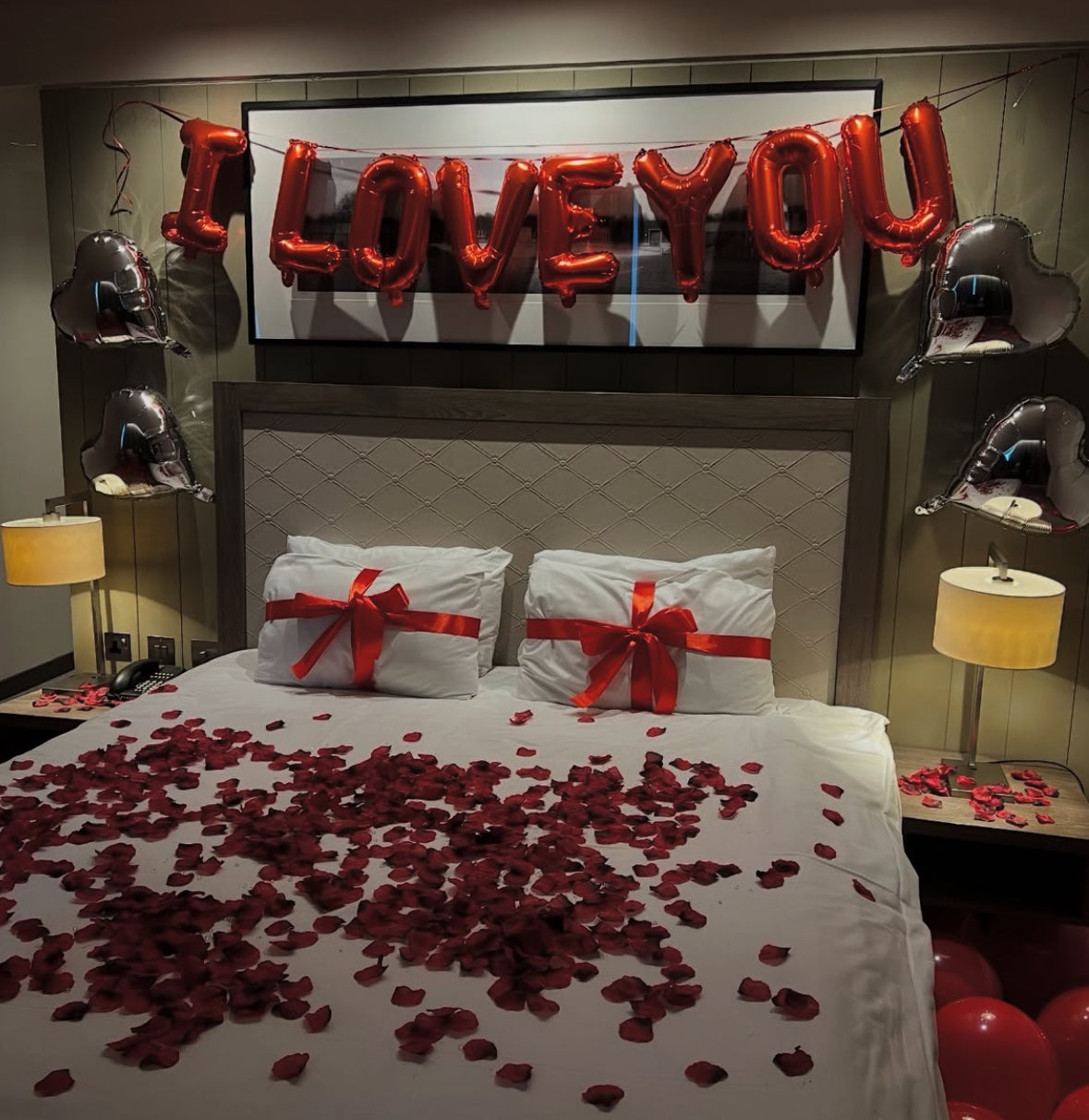 Decoración Romántica y de Cumpleaños en Hoteles – Sorpresas VIP con Globos y Pétalos  | The Prestige Roses