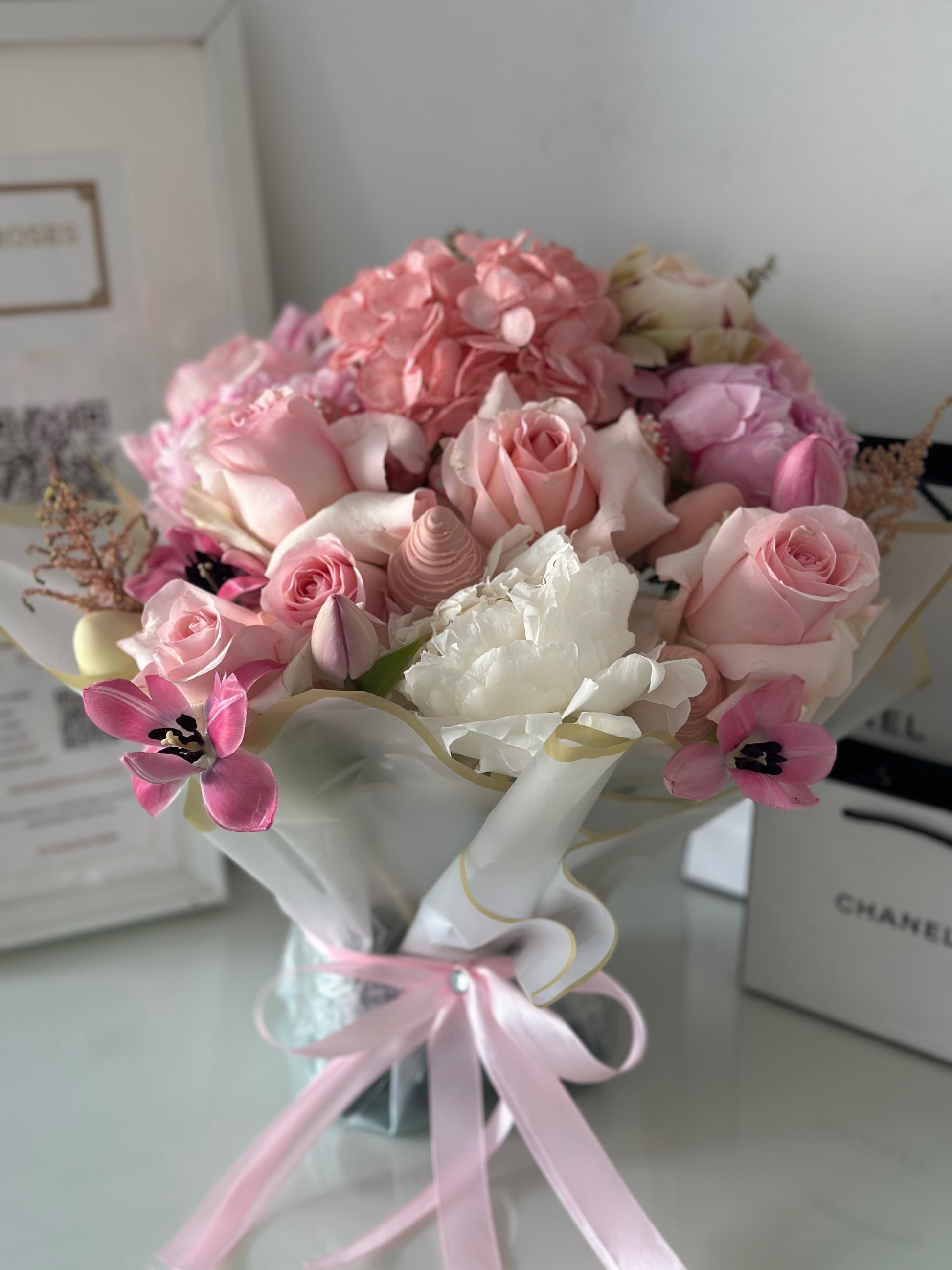 Ramo exclusivo para cumpleaños con flores y fresas