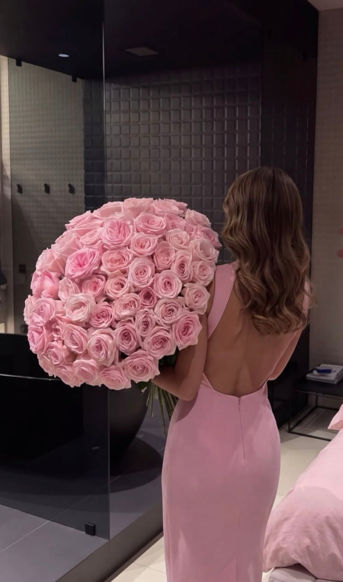El Beso de París – Bouquet de 50 Rosas Peonía Premium