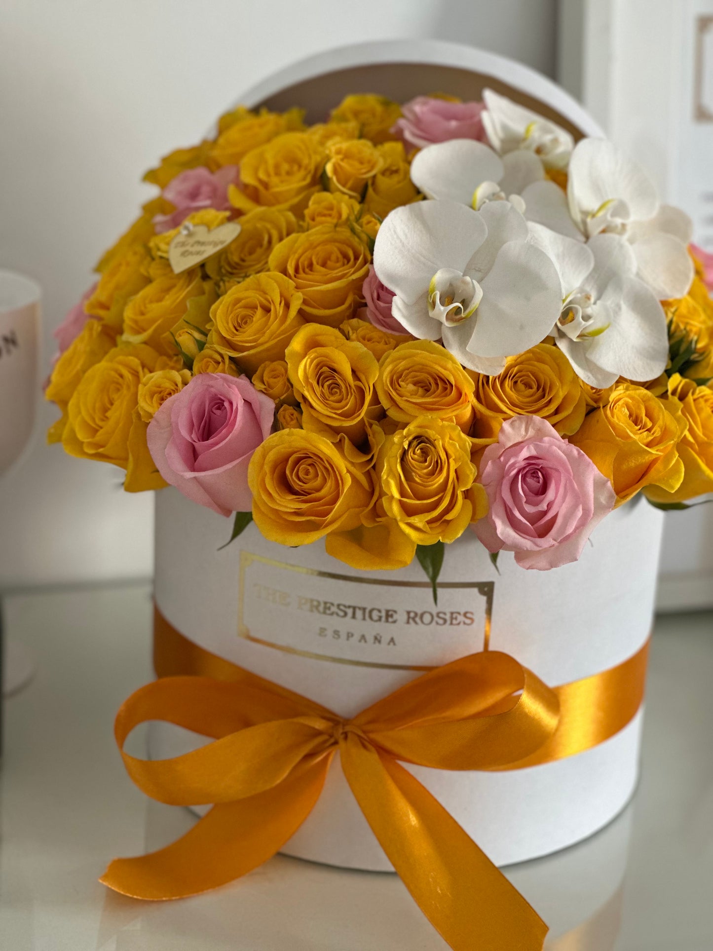 Golden Blush – Flower Box de Rosas, Spray Roses y Orquídea