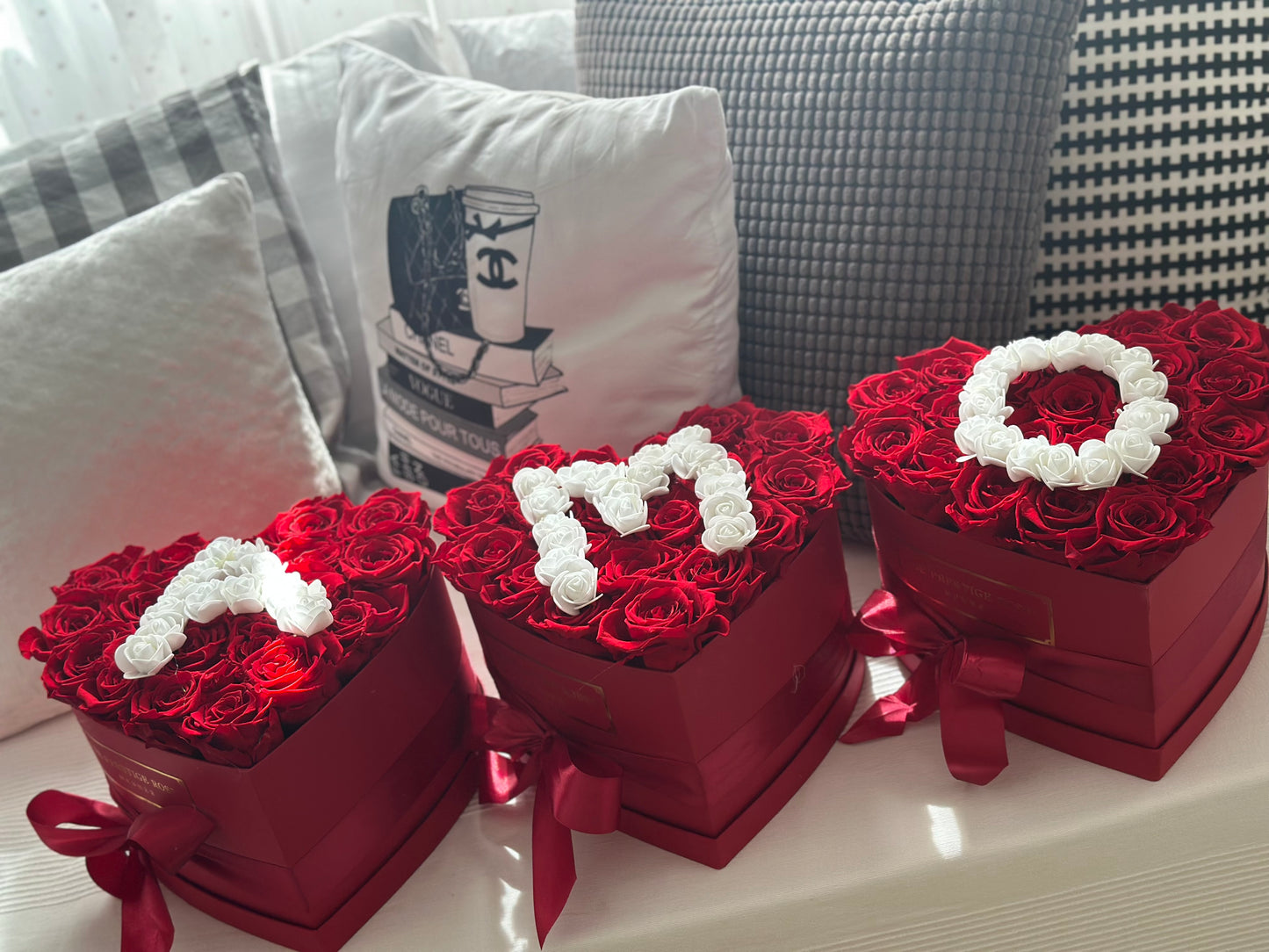 Caja Personalizada con Rosas Frescas y Letra - Elegancia y Exclusividad