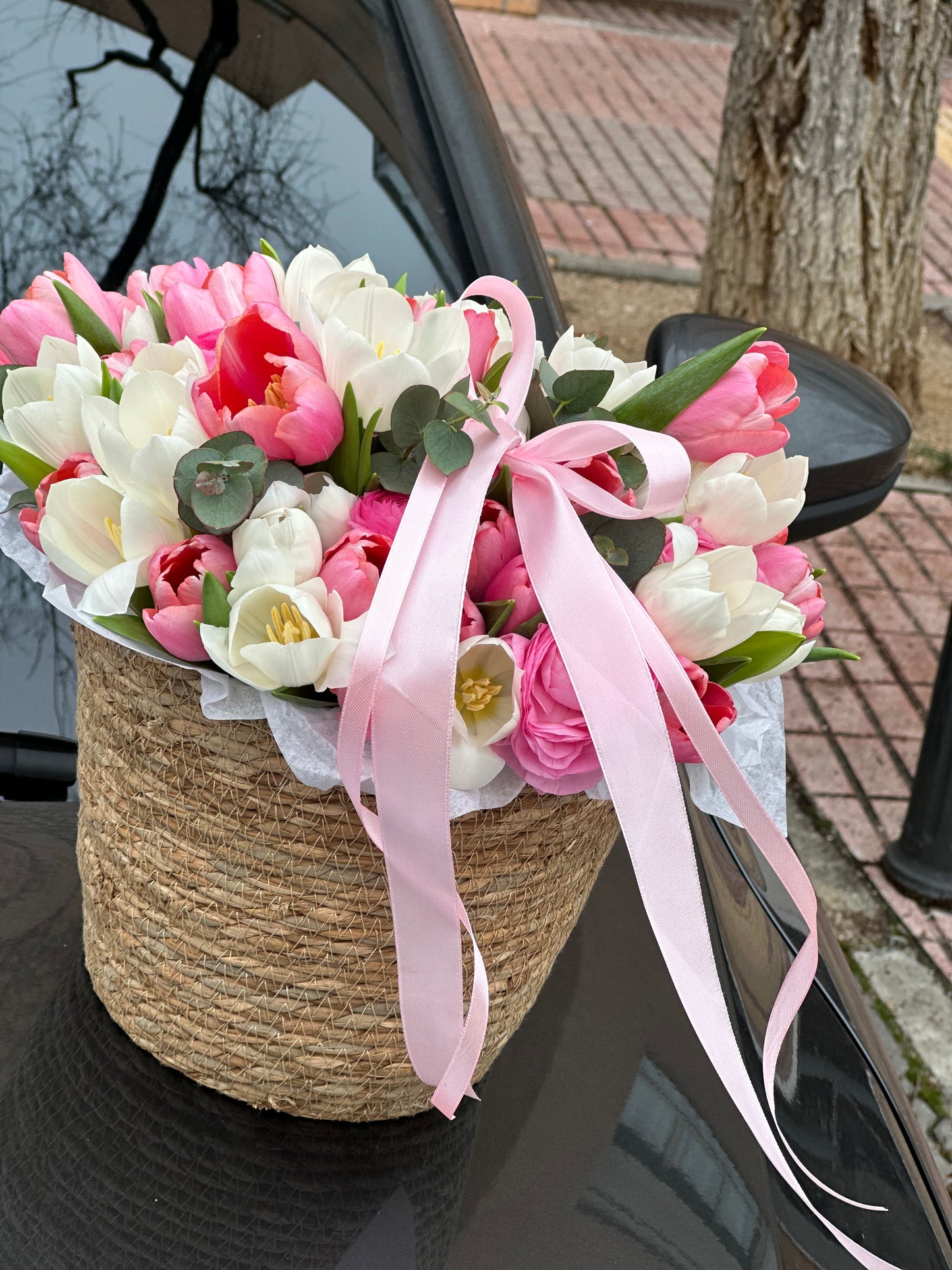 Cesta Elegante de Ranúnculos y Tulipanes – Belleza y Sofisticación Natural in Madrid