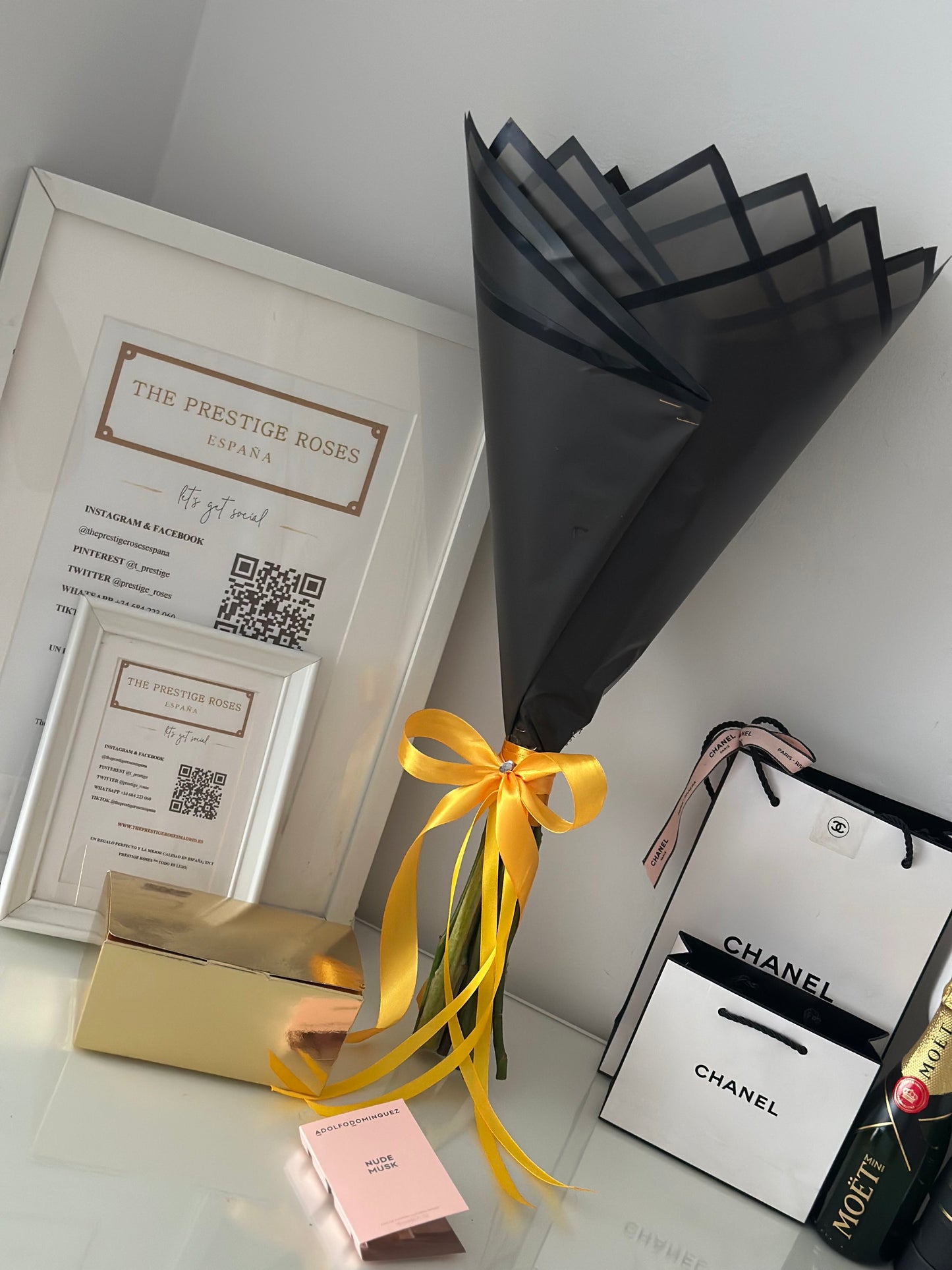 Presentación de lujo con lazo personalizado en ramo de rosas y girasoles frescos a domicilio
