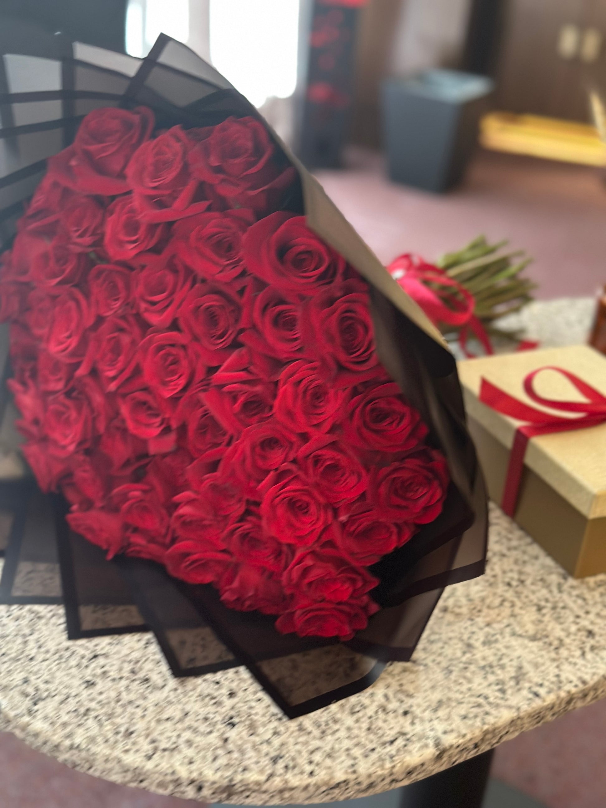 bouquet elegante de 50 rosas rojas naturales para San Valentín